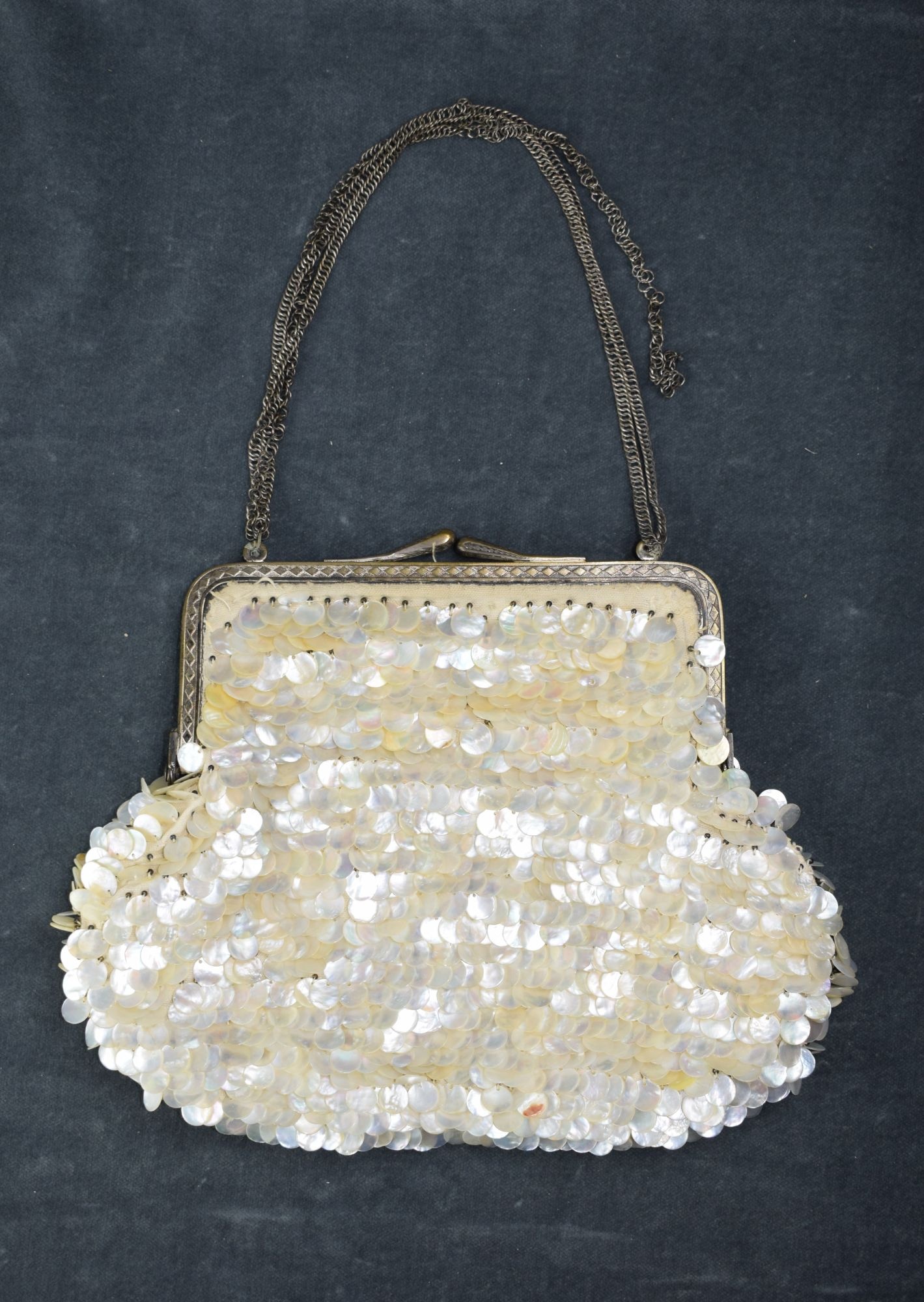 Handtasche mit runden Perlmutterplättchen (Perlmutter- und Heimatmuseum Adorf CC BY-NC-SA)