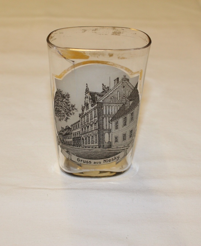 Glas "Grüße aus Niesky" (Museum Niesky CC BY-NC-SA)