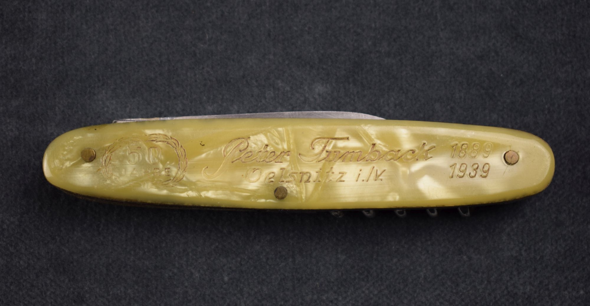 Taschenmesser mit Perlmutterimitat (Perlmutter- und Heimatmuseum Adorf CC BY-NC-SA)