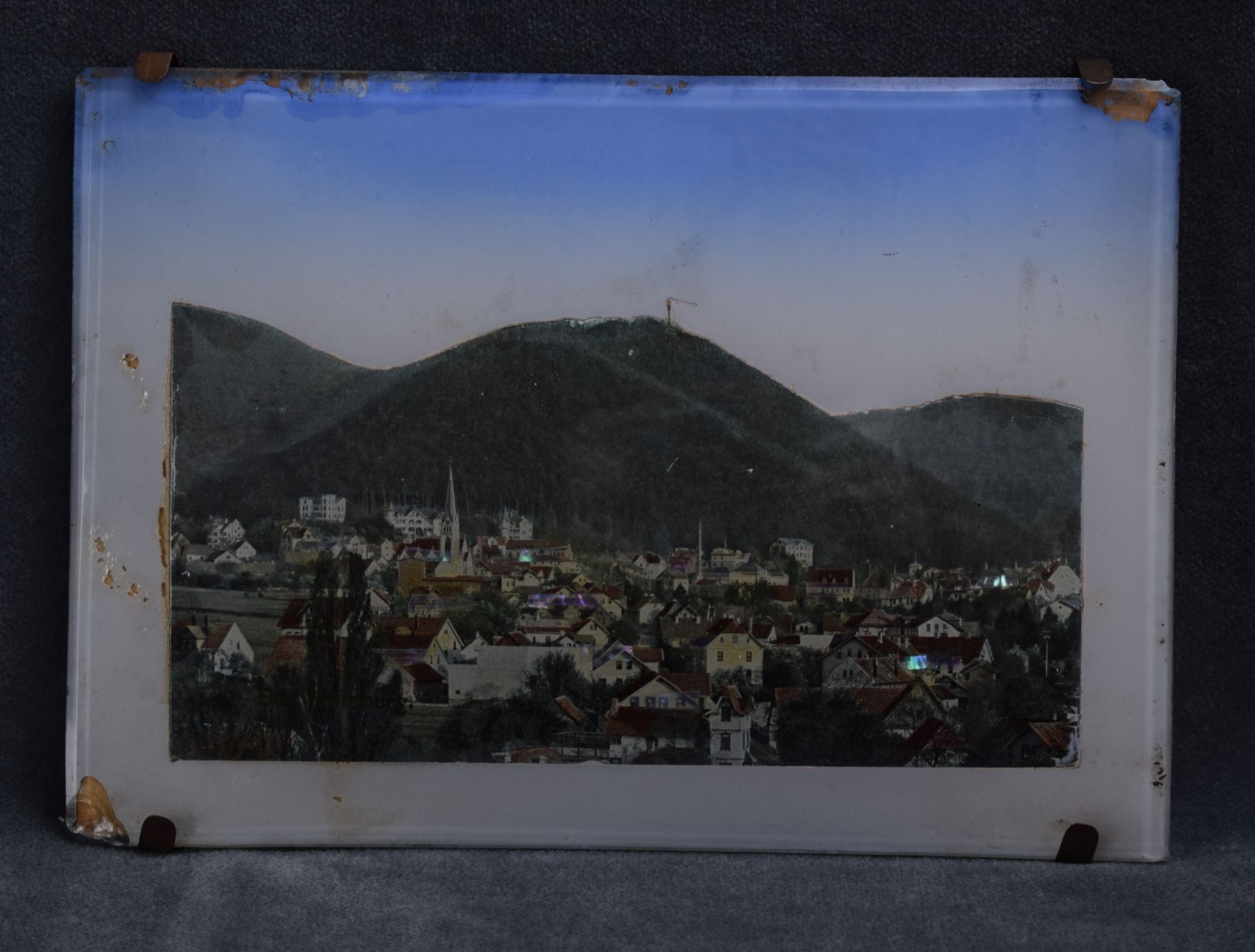 Hinterglasbild mit Ansicht einer Kleinstadt (Perlmutter- und Heimatmuseum Adorf CC BY-NC-SA)