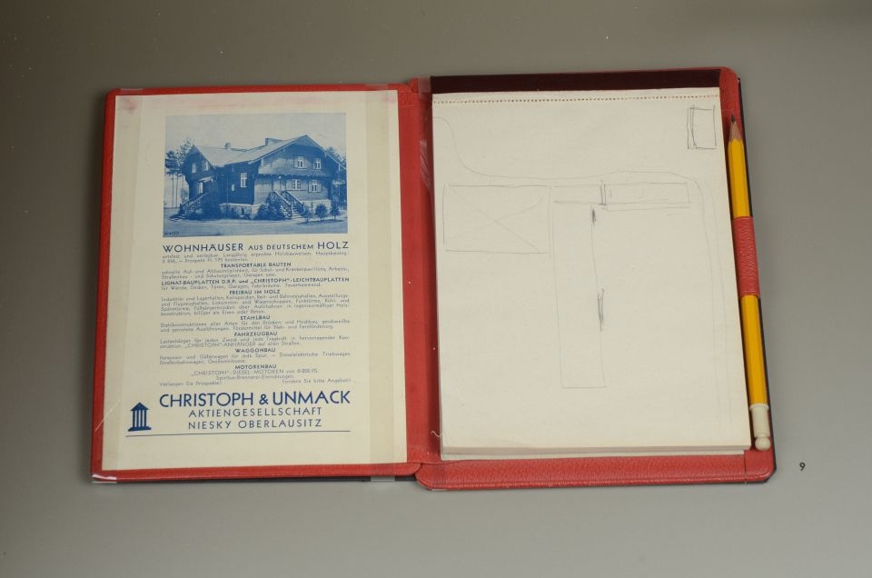 Notizbuch mit Bleistift und Firmenprospekt (Werbegeschenk) (Museum Niesky Forum Konrad-Wachsmann-Haus CC BY-NC-ND)