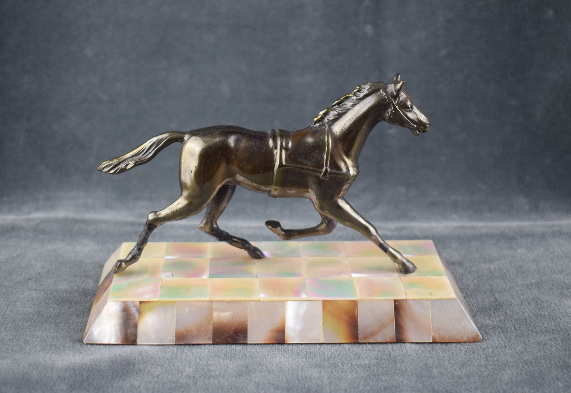 Pferdefigur aus Bronze auf Perlmuttersockel (Perlmutter- und Heimatmuseum Adorf CC BY-NC-SA)
