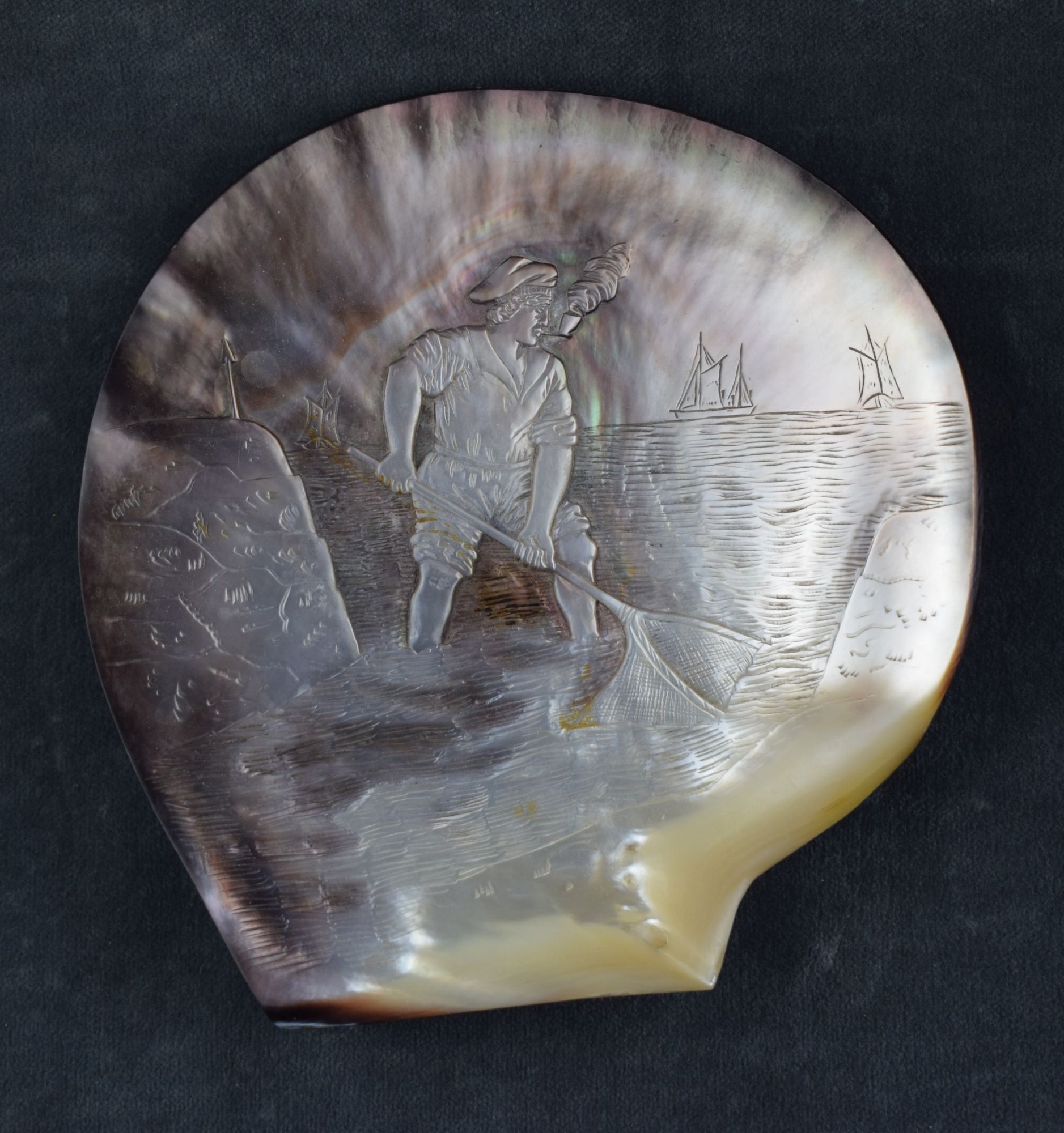 Gravierte Muschelschale mit dem Motiv eines Fischers (Perlmutter- und Heimatmuseum Adorf CC BY-NC-SA)