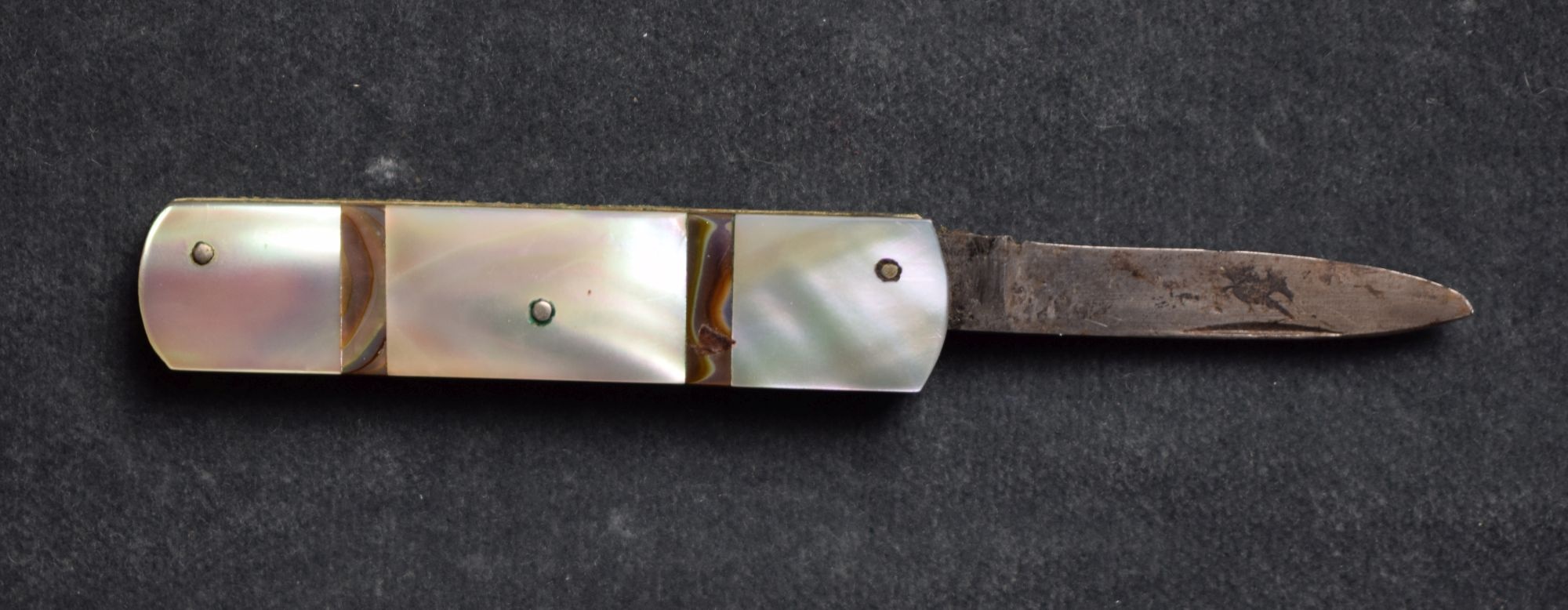 Taschenmesser mit Perlmutter belegt (Perlmutter- und Heimatmuseum Adorf CC BY-NC-SA)