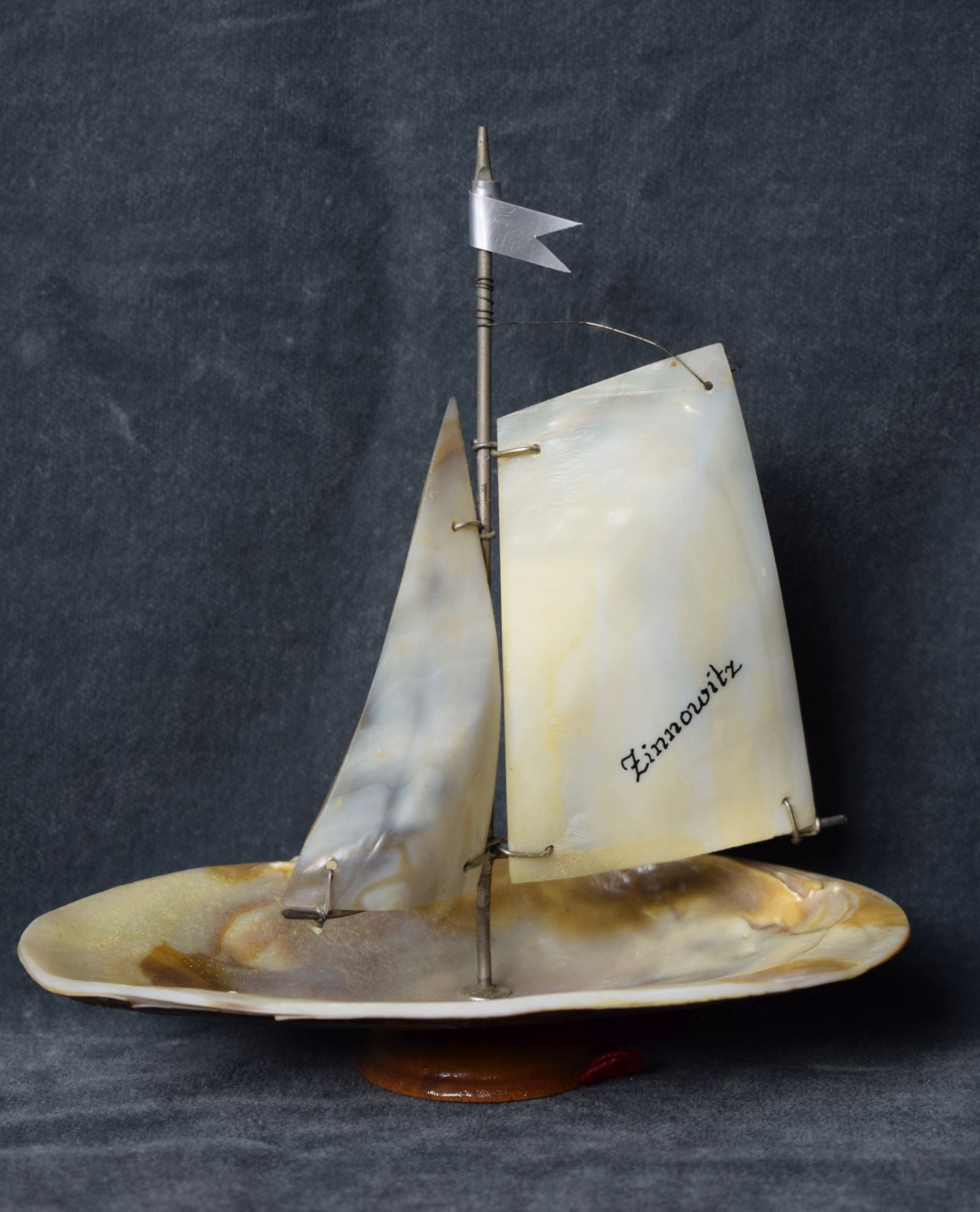 Segelschiff aus Perlmutter (Perlmutter- und Heimatmuseum Adorf CC BY-NC-SA)