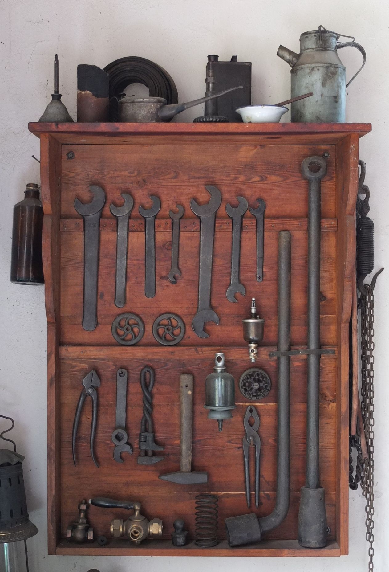 Werkzeugbrett mit Originalwerkzeugen zur Lokomobile (Museum Steinarbeiterhaus Hohburg CC BY-NC-SA)