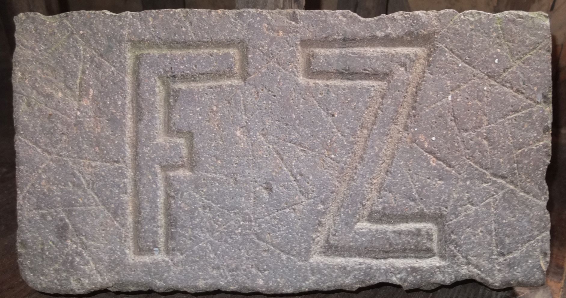 Stein mit den Initialen FZ (Museum Steinarbeiterhaus Hohburg CC BY-NC-SA)