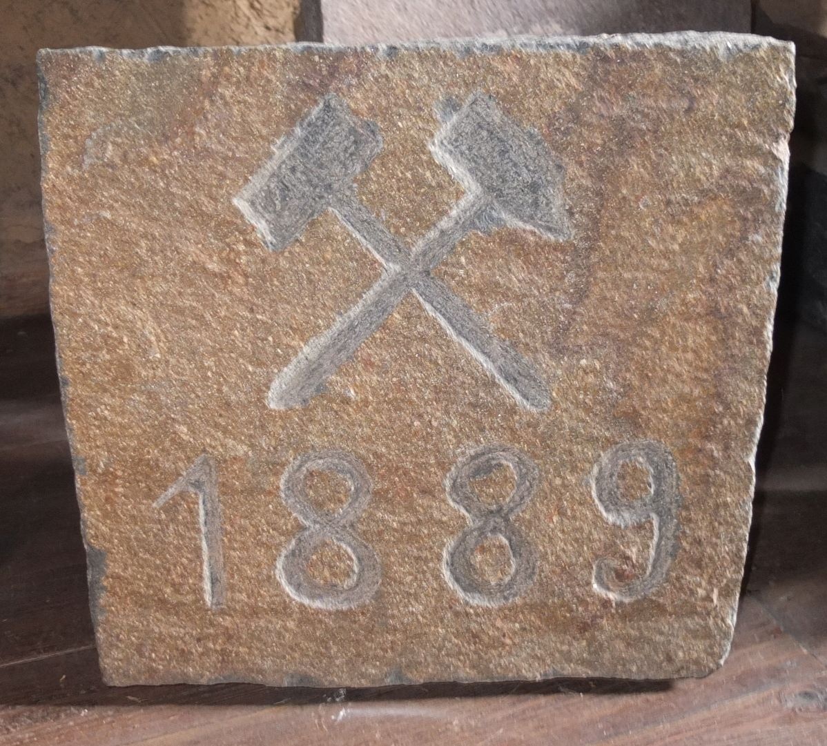 Stein mit zwei gekreuzten Hämmern (Museum Steinarbeiterhaus Hohburg CC BY-NC-SA)