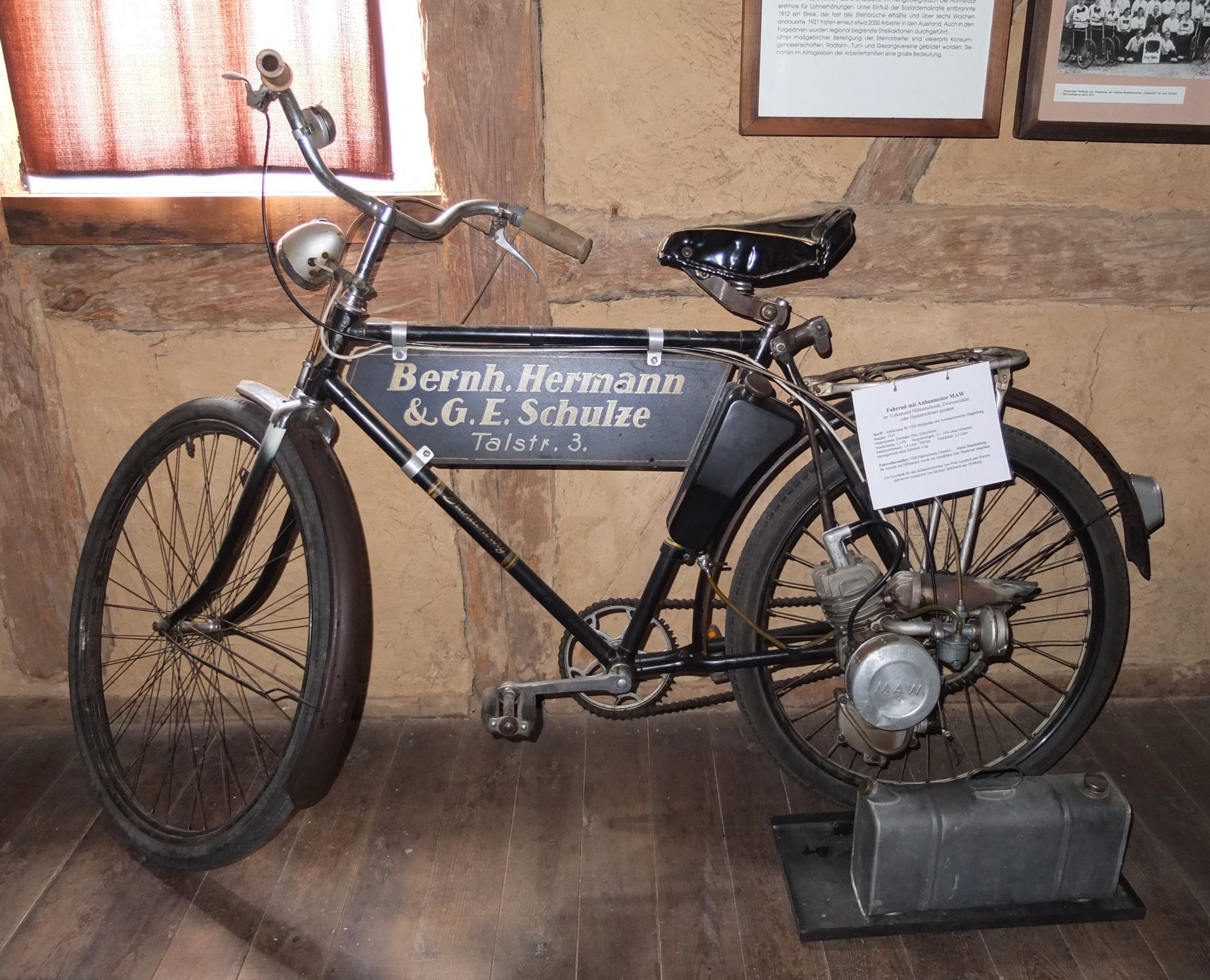 Fahrrad mit Anbaumotor MAW (Museum Steinarbeiterhaus Hohburg CC BY-NC-SA)