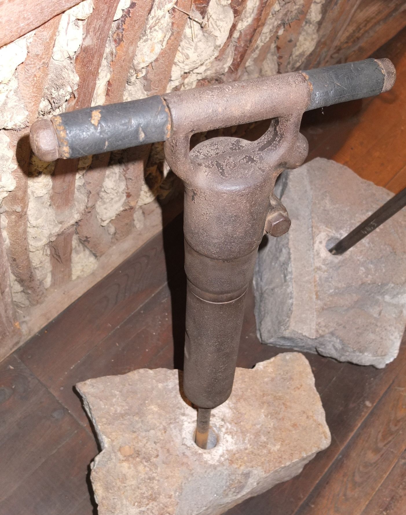 Pressluftbohrmaschine (Museum Steinarbeiterhaus Hohburg CC BY-NC-SA)