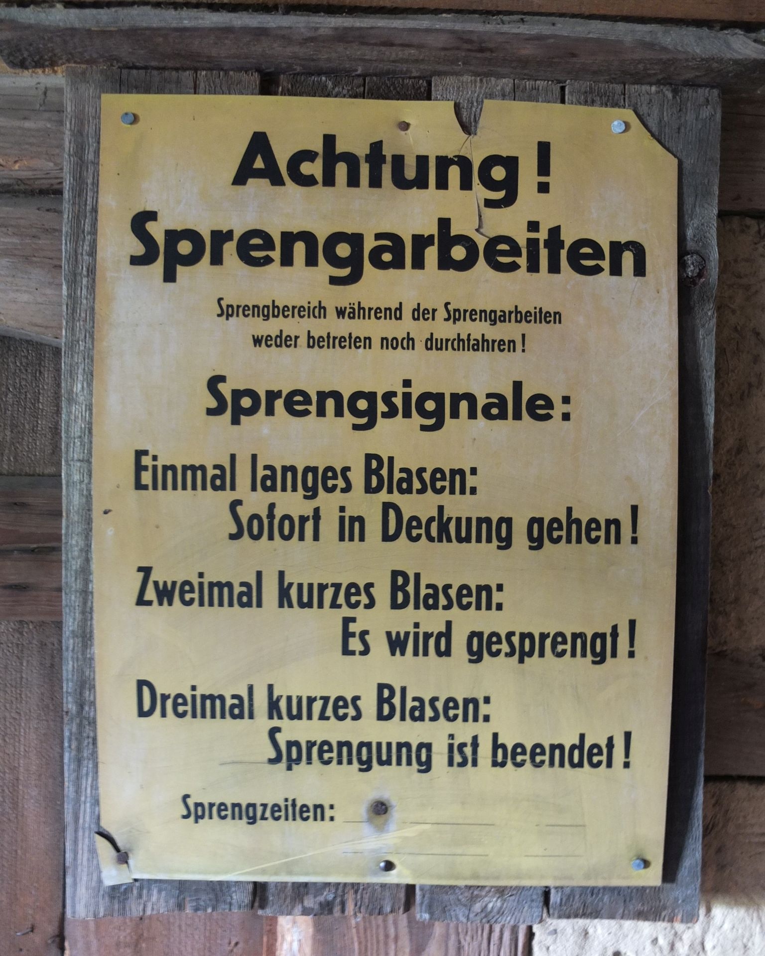 Warnschild mit Sprengsignalen (Museum Steinarbeiterhaus Hohburg CC BY-NC-SA)