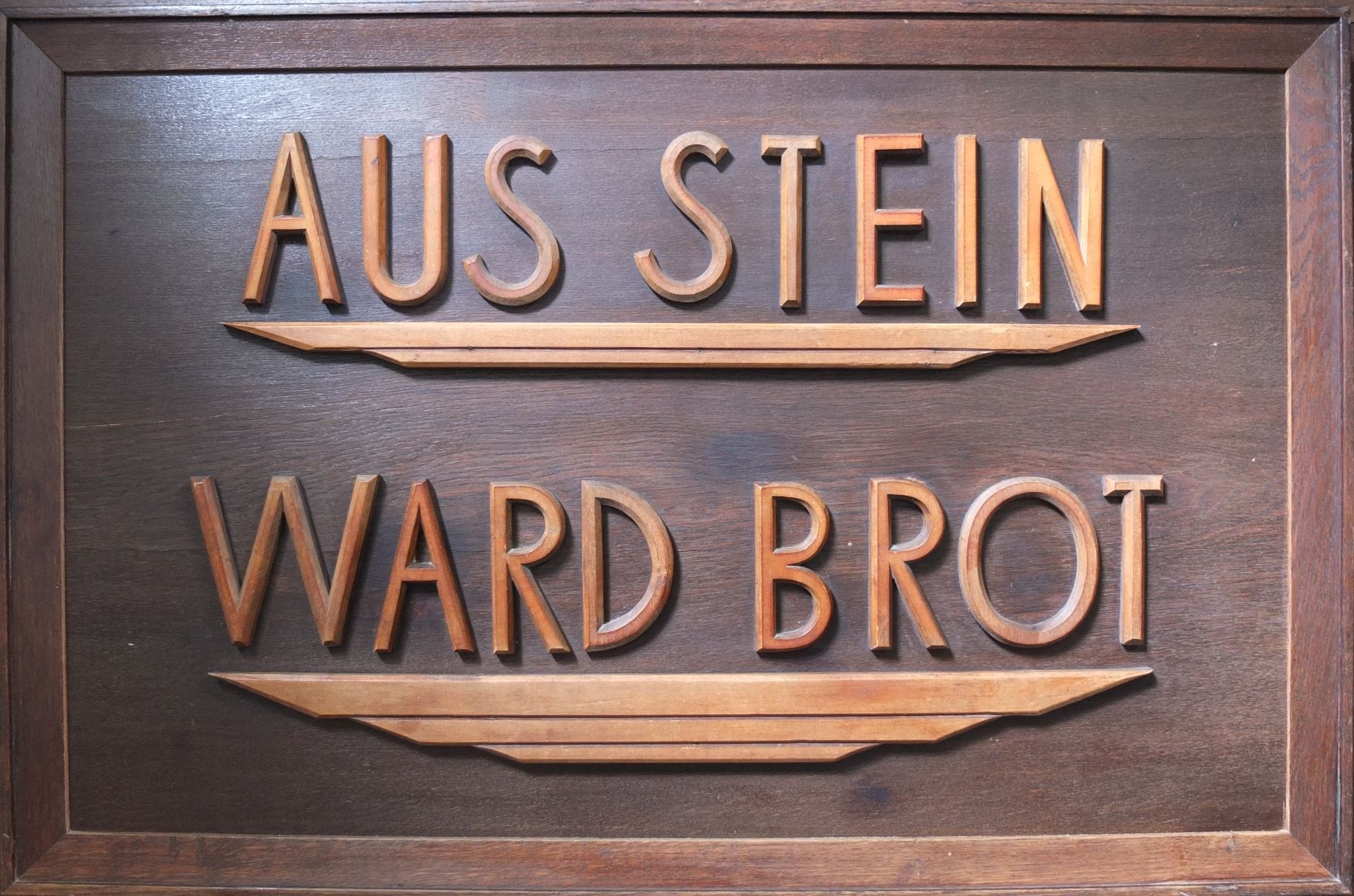 Holztafel mit der Aufschrift "Aus Stein ward Brot" (Museum Steinarbeiterhaus Hohburg CC BY-NC-SA)