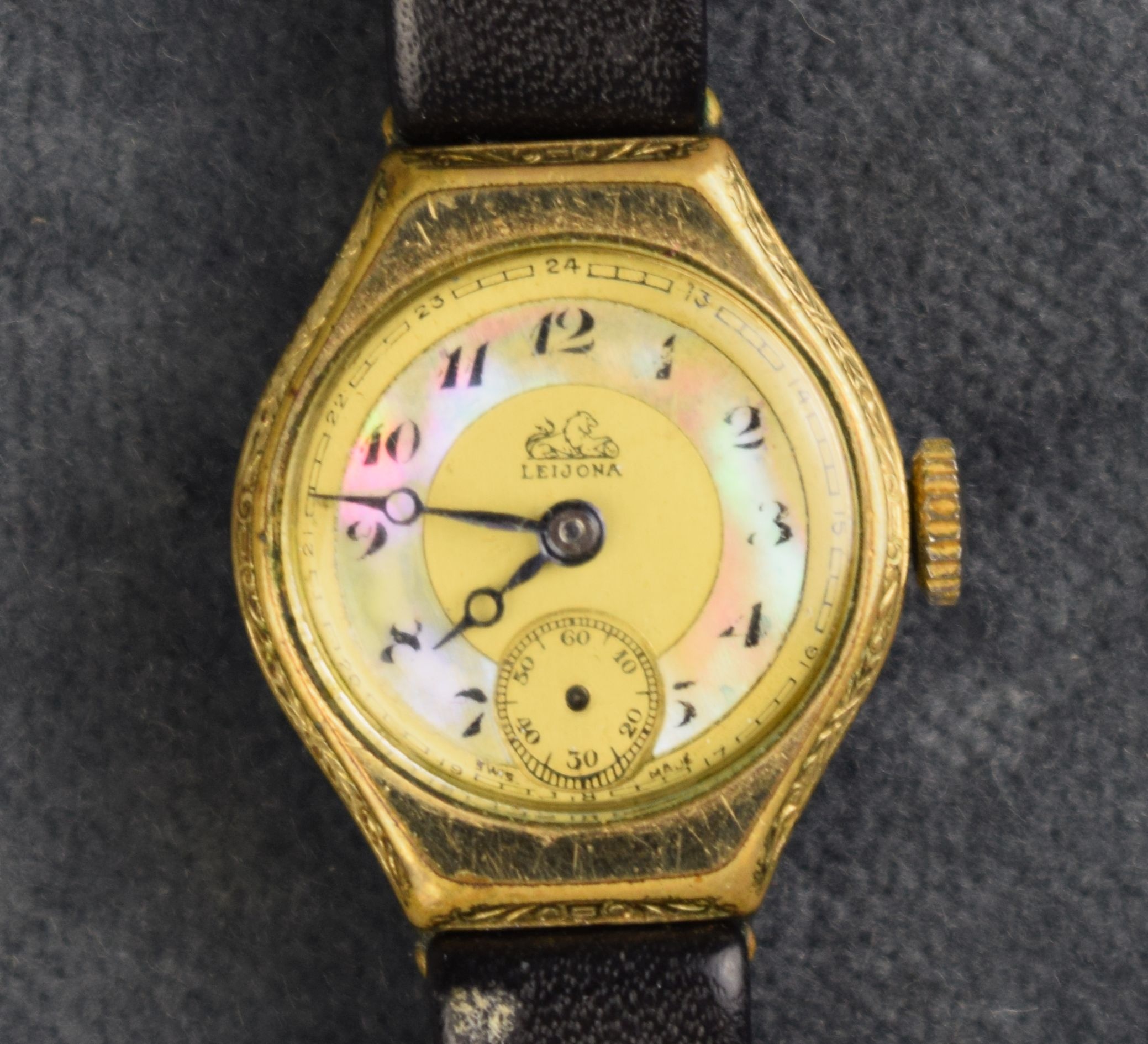 Armbanduhr mit Perlmutter (Perlmutter- und Heimatmuseum Adorf CC BY-NC-SA)