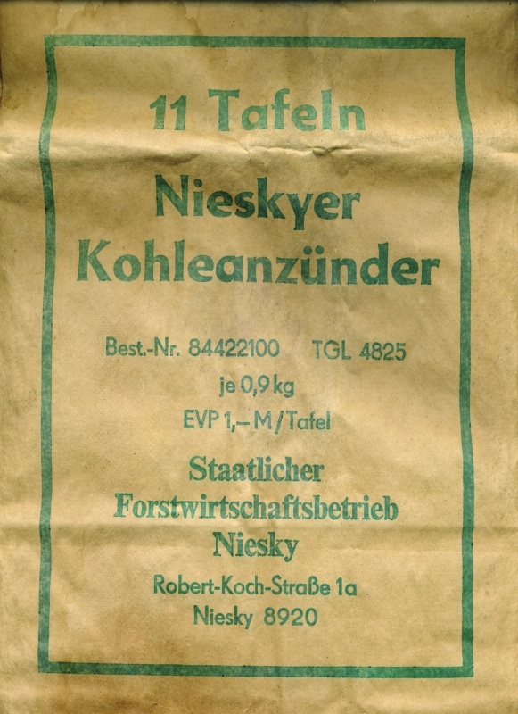 11 Tafeln Nieskyer Kohleanzünder (Museum Niesky CC BY-NC-ND)