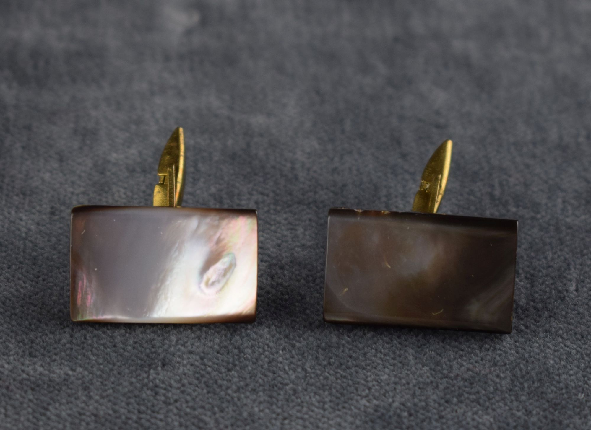 ein Paar quadratische Manschettenknöpfe aus hellem Perlmutter (Perlmutter- und Heimatmuseum Adorf CC BY-NC-SA)