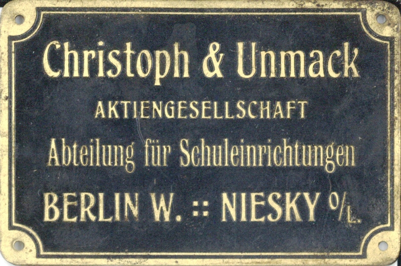 Firmenschild C&U AG, Abteilung Schuleinrichtungen (Museum Niesky CC BY-NC-ND)