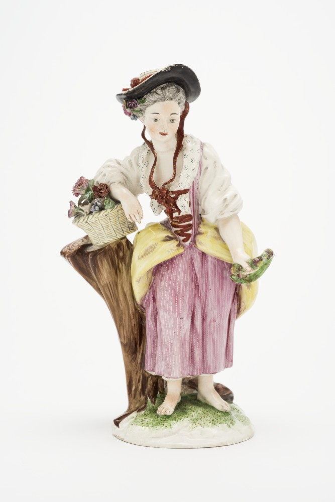 Frau mit Blumenkorb (Grassi Museum für Angewandte Kunst CC BY-NC-SA)