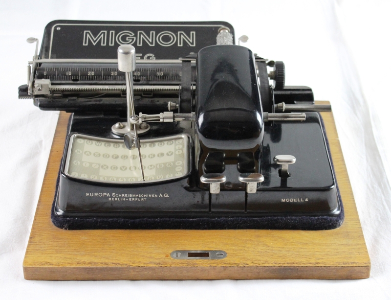 Mignon Zeigerschreibmaschine mit Deckel (Museum Niesky CC BY-NC-ND)