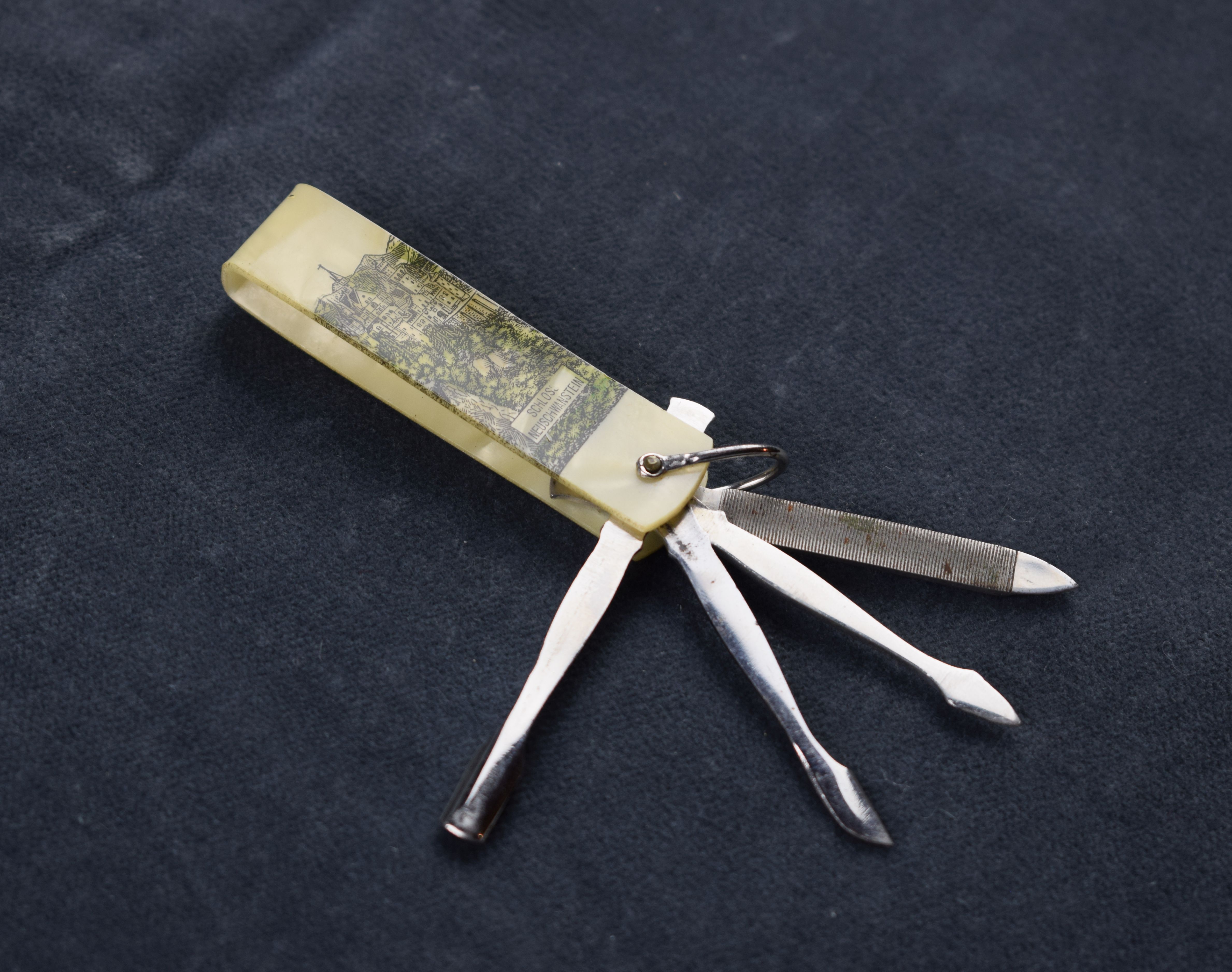 Nagelpflegeset in Form eines Schlüsselanhängers (Perlmutter- und Heimatmuseum Adorf CC BY-NC-SA)