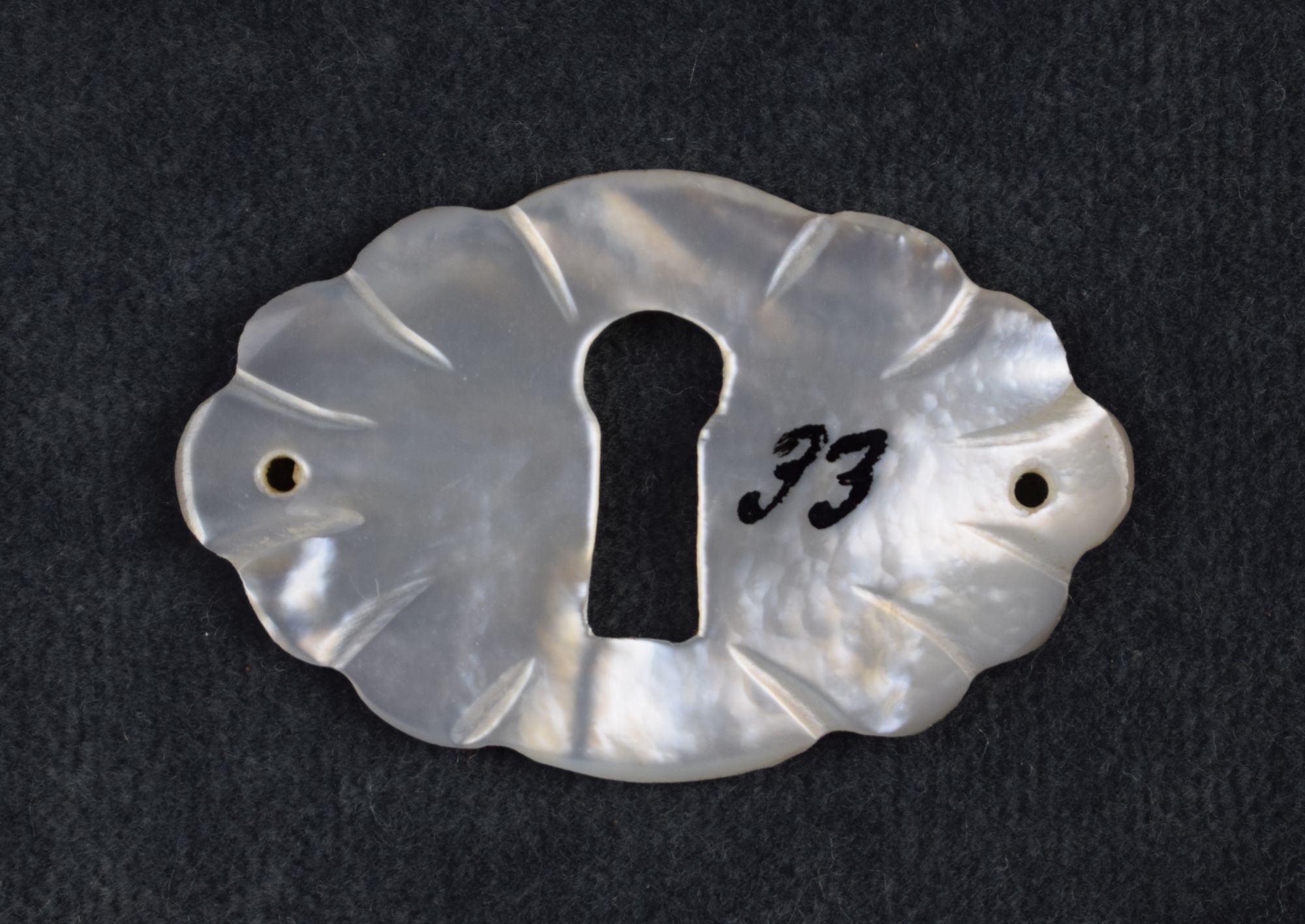 Schlüssellochbeschlag aus Perlmutter (Perlmutter- und Heimatmuseum Adorf CC BY-NC-SA)
