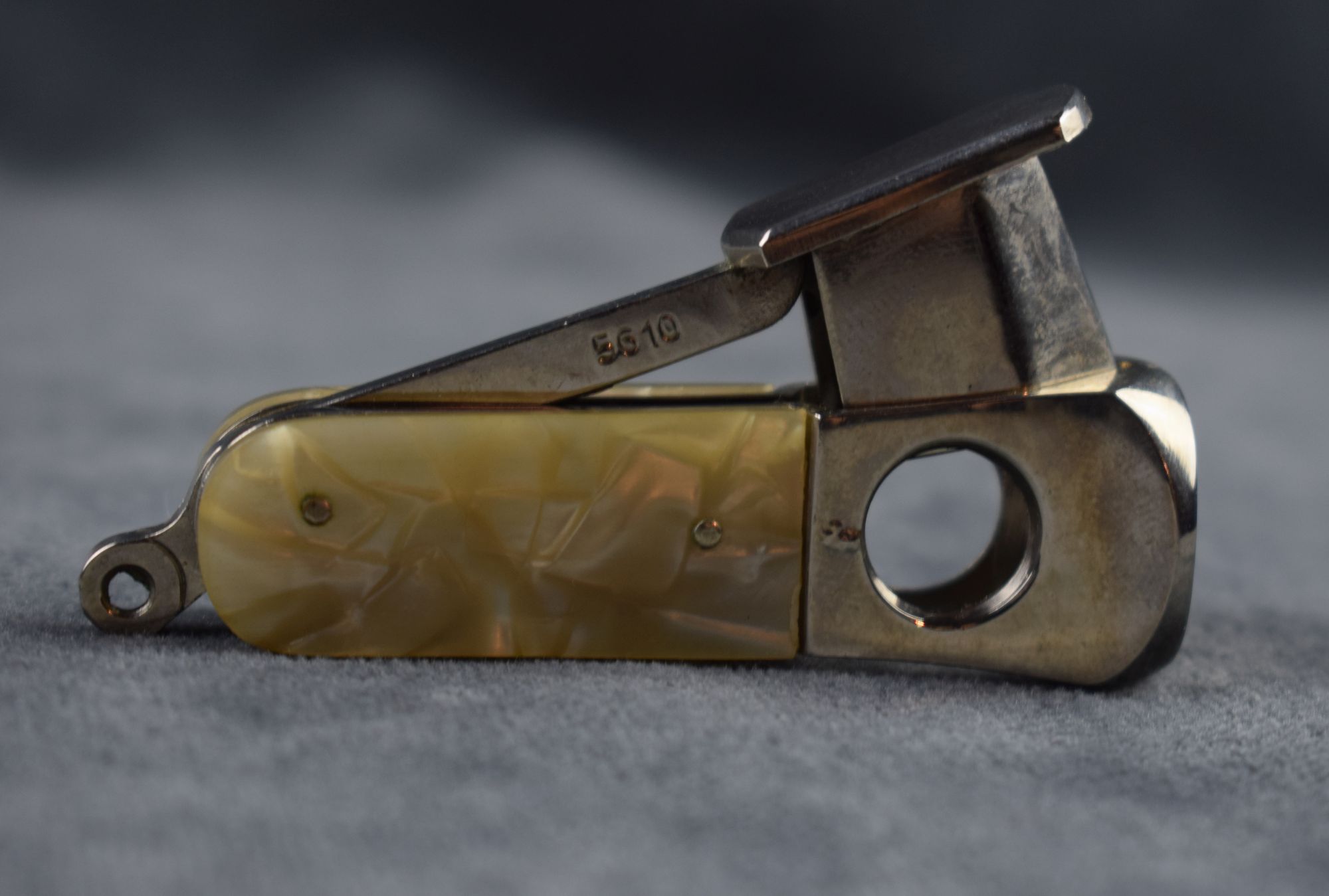 Zigarrenabschneider mit Perlmutterimitat (Perlmutter- und Heimatmuseum Adorf CC BY-NC-SA)