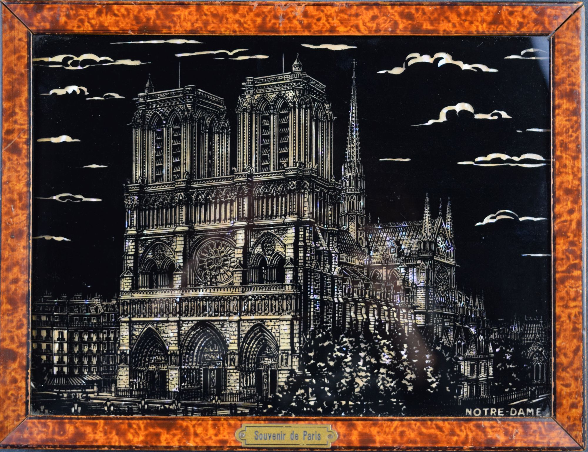 Glasbild mit der Ansicht von Notre Dame Paris (Perlmutter- und Heimatmuseum Adorf CC BY-NC-SA)