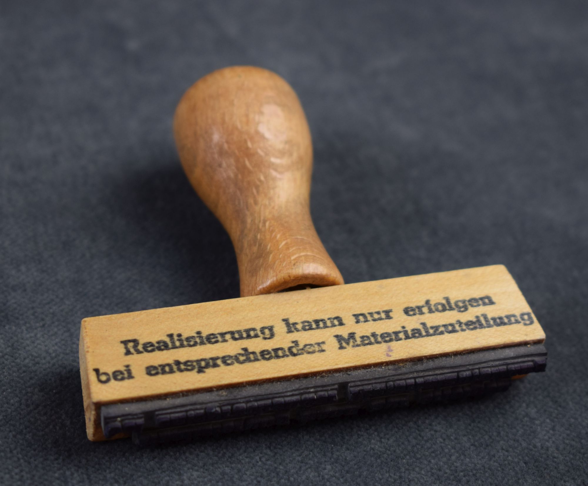 Stempel  "Materialzuteilung" (Perlmutter- und Heimatmuseum Adorf CC BY-NC-SA)