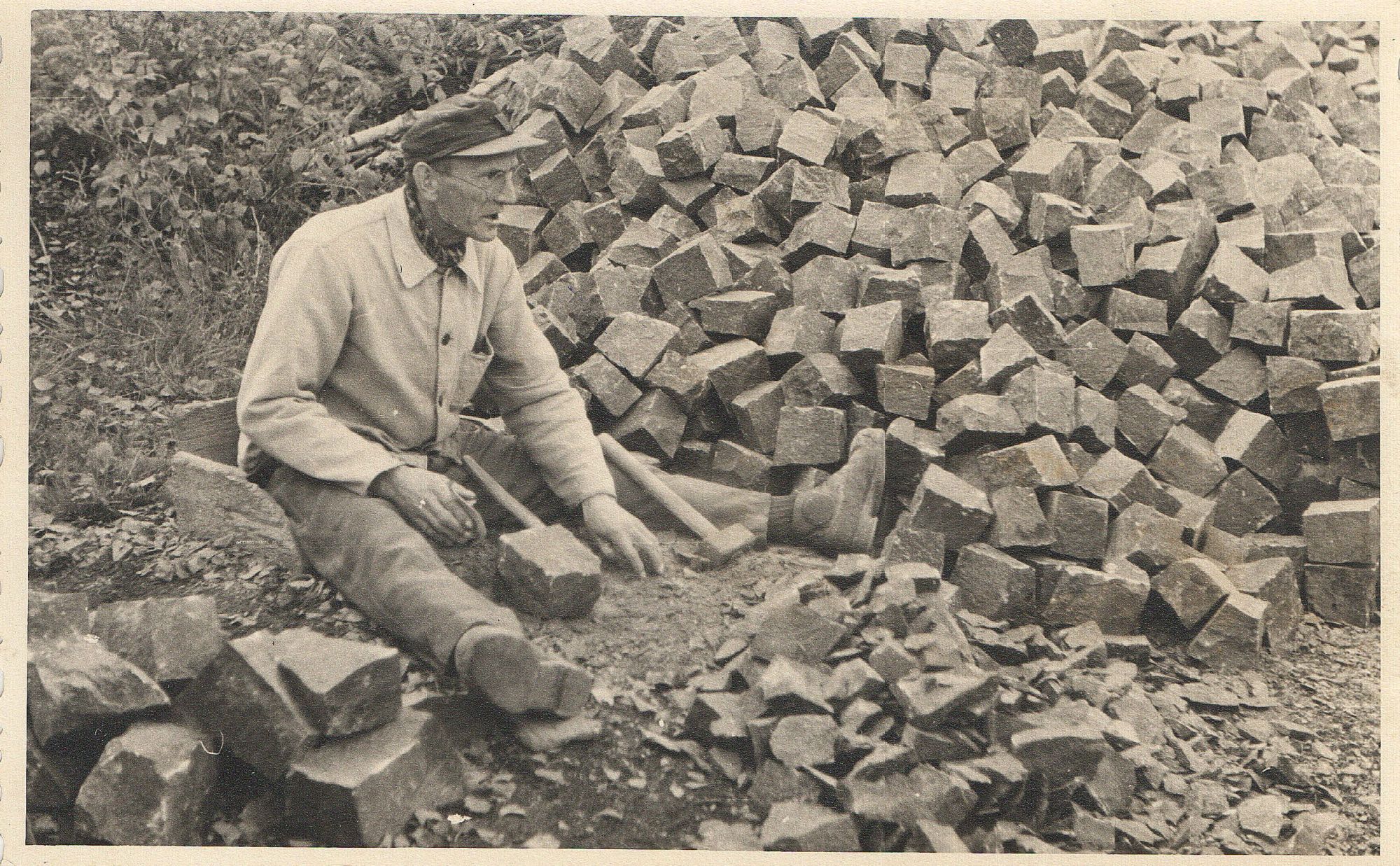 Bossierer bei der Arbeit (Museum Steinarbeiterhaus Hohburg CC BY-NC-SA)