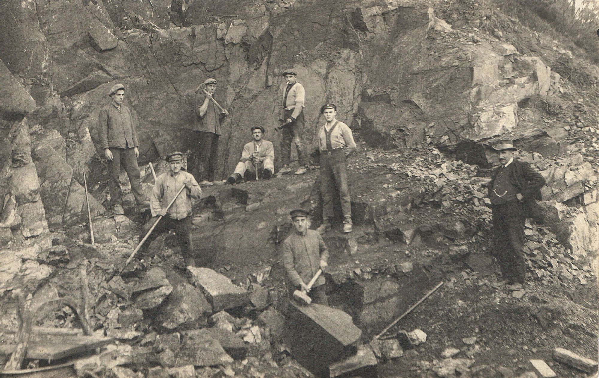 Steinarbeiter und Unternehmer in einem Steinbruch (Museum Steinarbeiterhaus Hohburg CC BY-NC-SA)