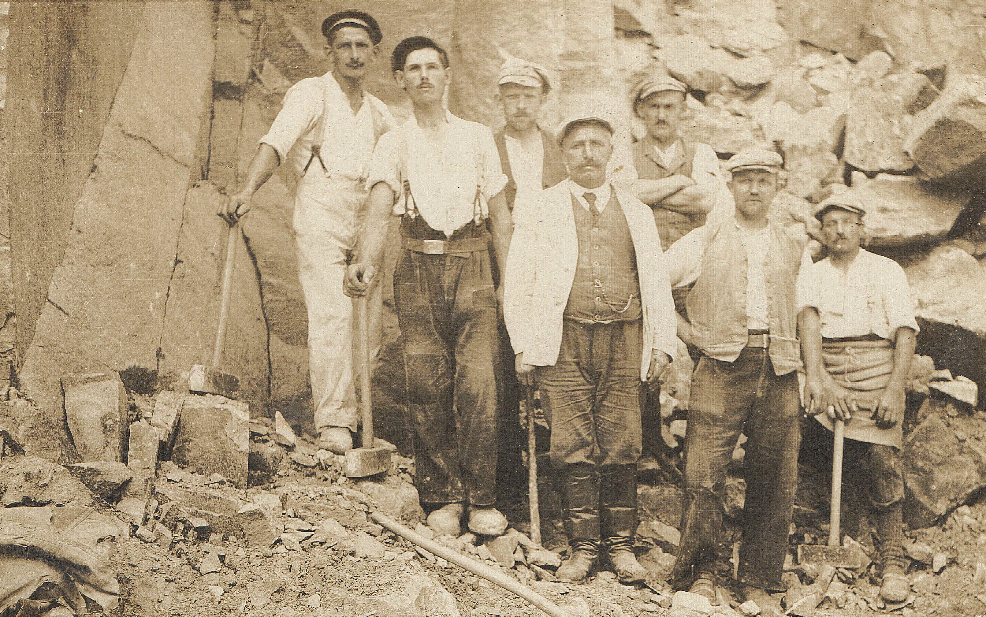 Steinarbeiter und Unternehmer vor einer Felswand (Museum Steinarbeiterhaus Hohburg CC BY-NC-SA)