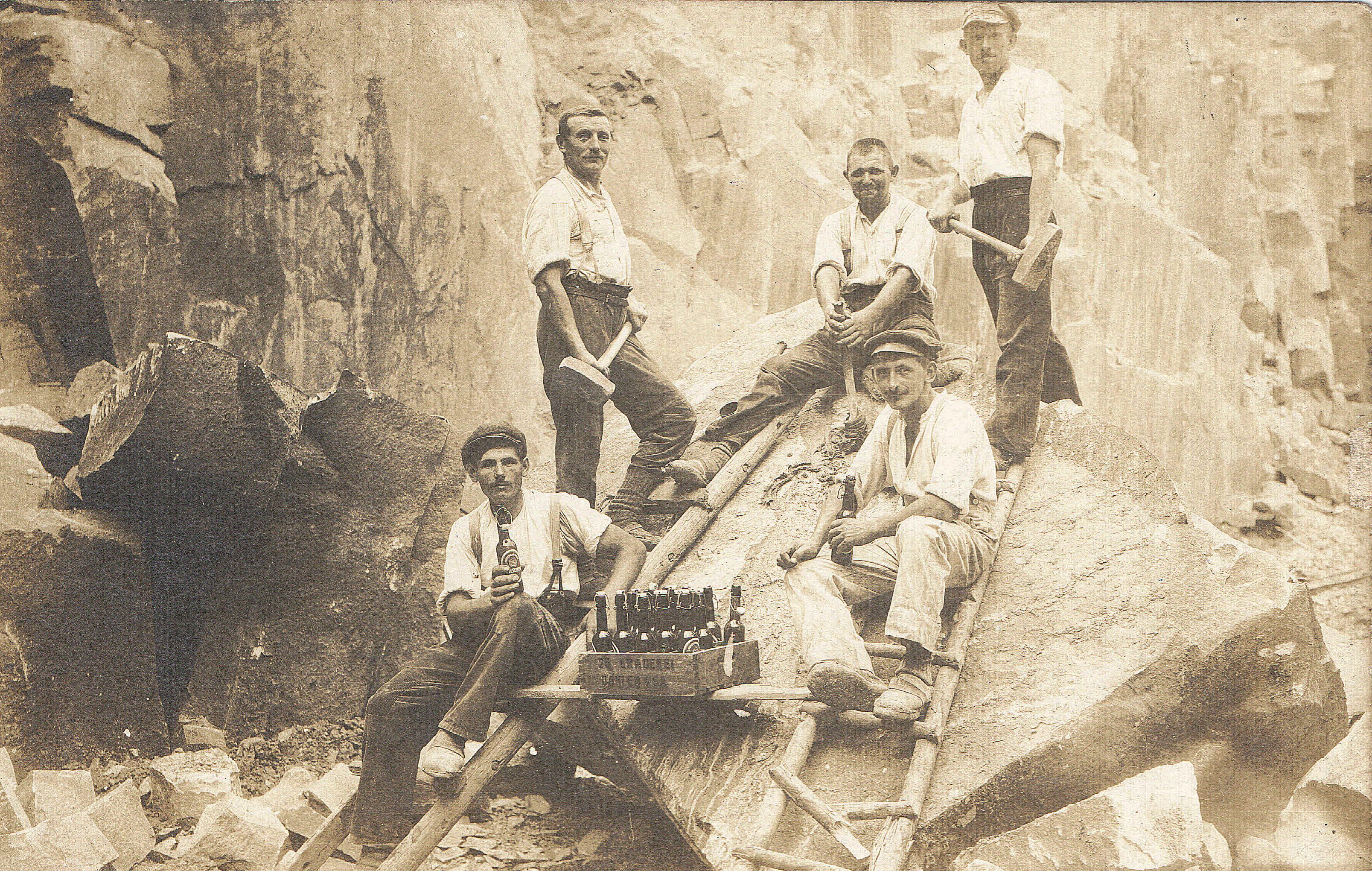 Steinarbeiter mit Bierkasten vor einer Felswand (Museum Steinarbeiterhaus Hohburg CC BY-NC-SA)