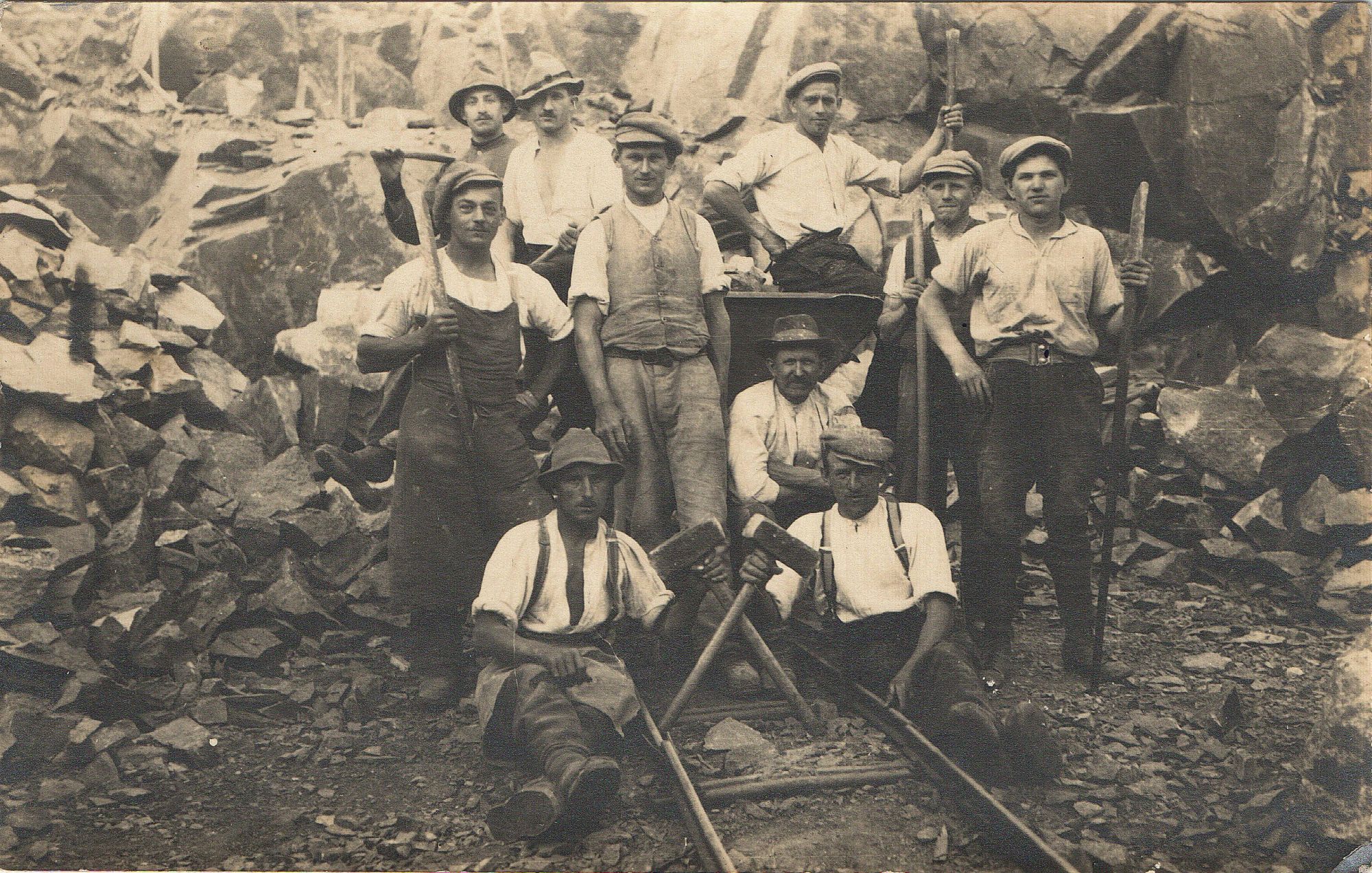 Steinarbeiter vor einer Felswand (Museum Steinarbeiterhaus Hohburg CC BY-NC-SA)