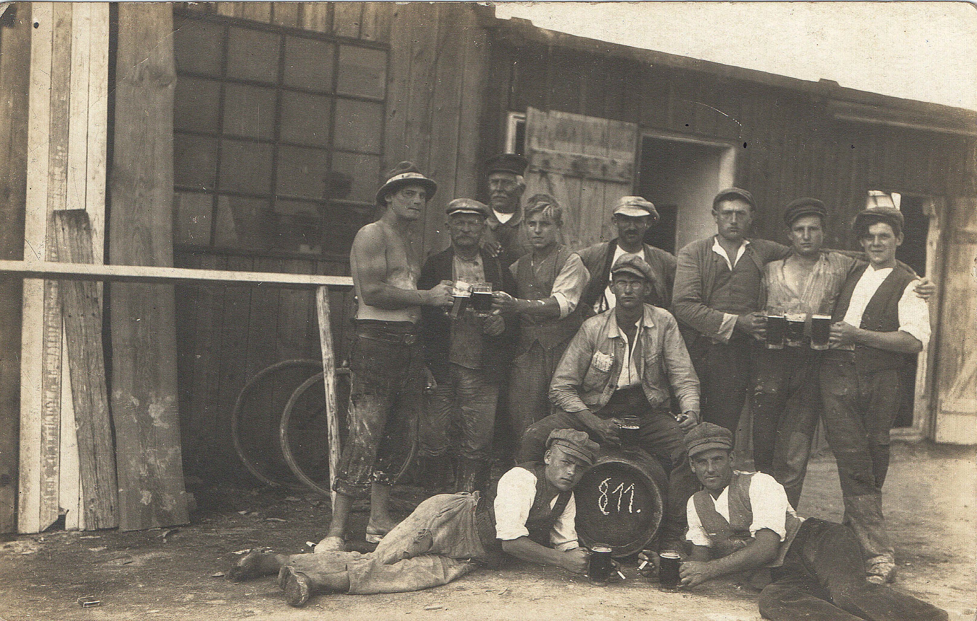 Elf Steinarbeiter vor einer Steinbruchschlosserei (Museum Steinarbeiterhaus Hohburg CC BY-NC-SA)