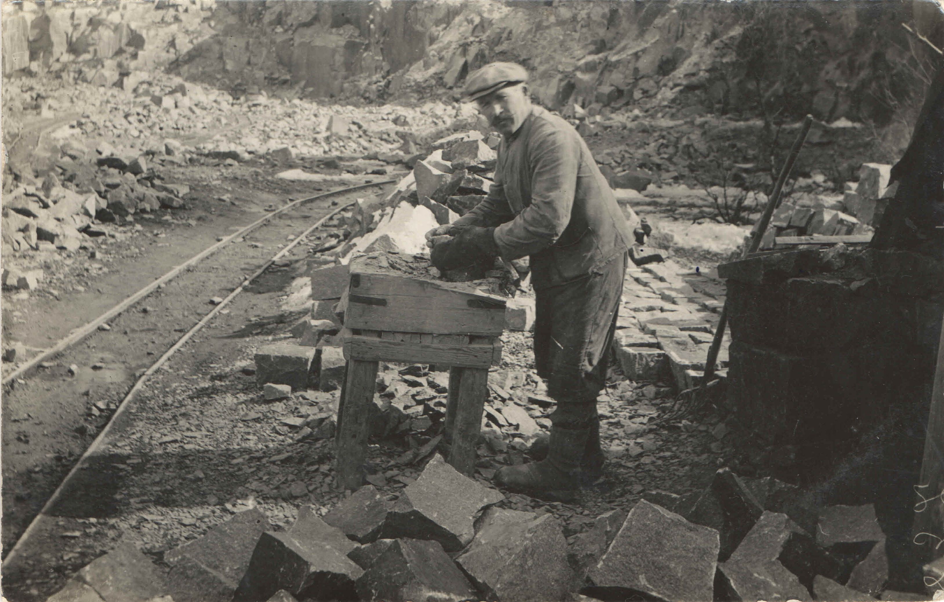 Steinarbeiter mit Bossierbock (Museum Steinarbeiterhaus Hohburg CC BY-NC-SA)