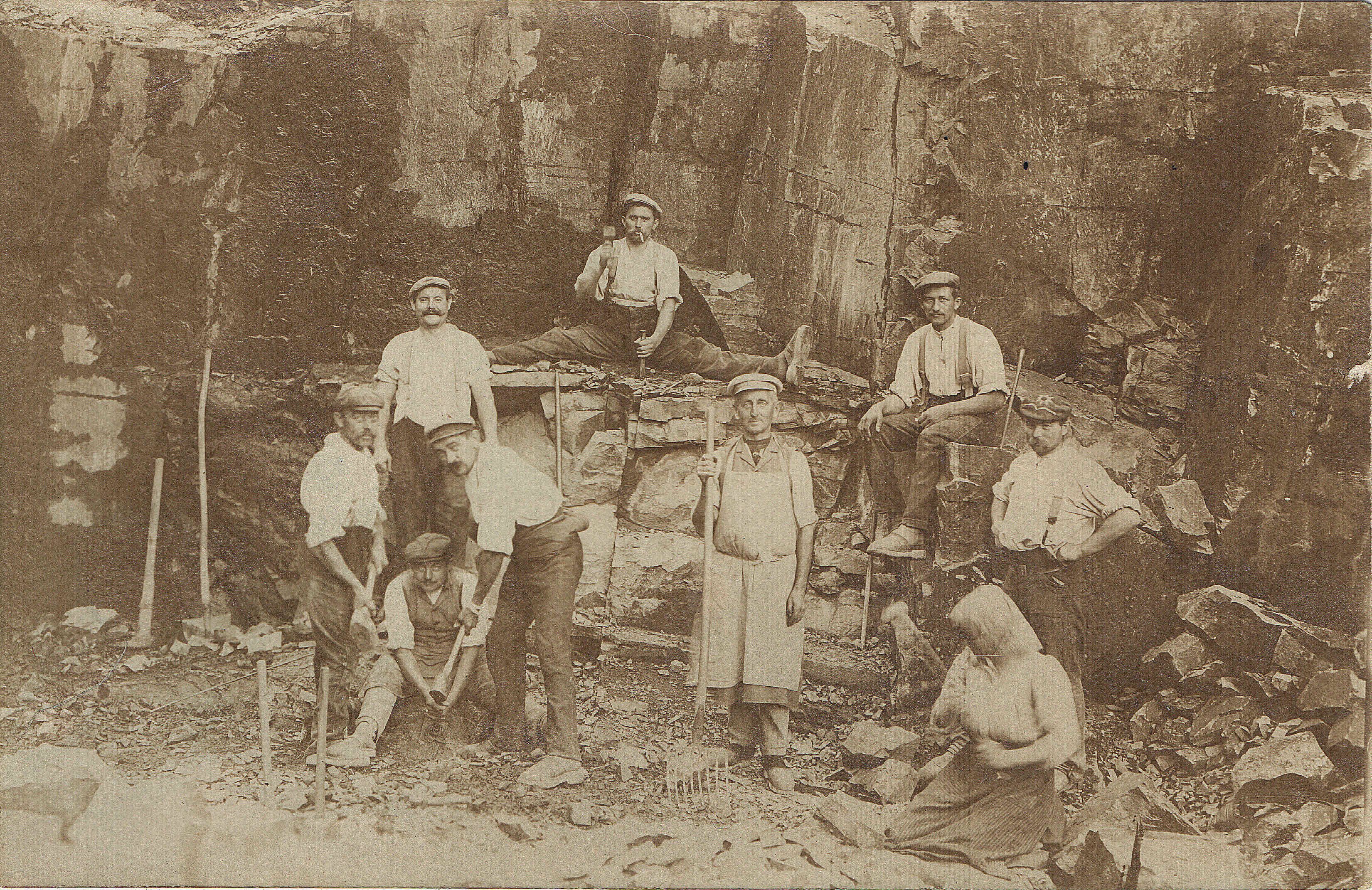 Gruppenfoto mit einer Steinarbeiterin und 8 Steinarbeitern (Museum Steinarbeiterhaus Hohburg CC BY-NC-SA)