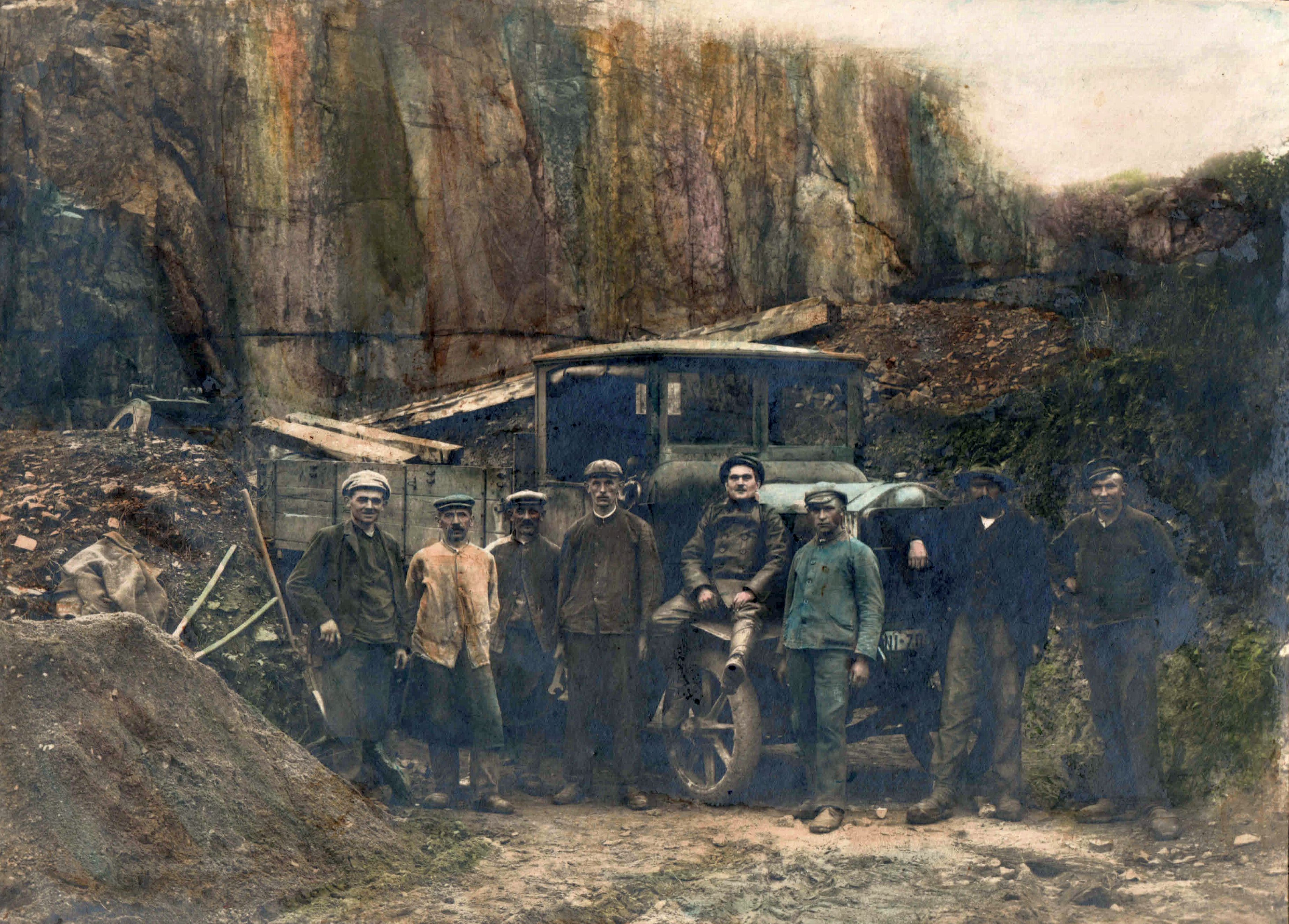 Steinarbeiter mit LKW vor einer Felswand (Museum Steinarbeiterhaus Hohburg CC BY-NC-SA)