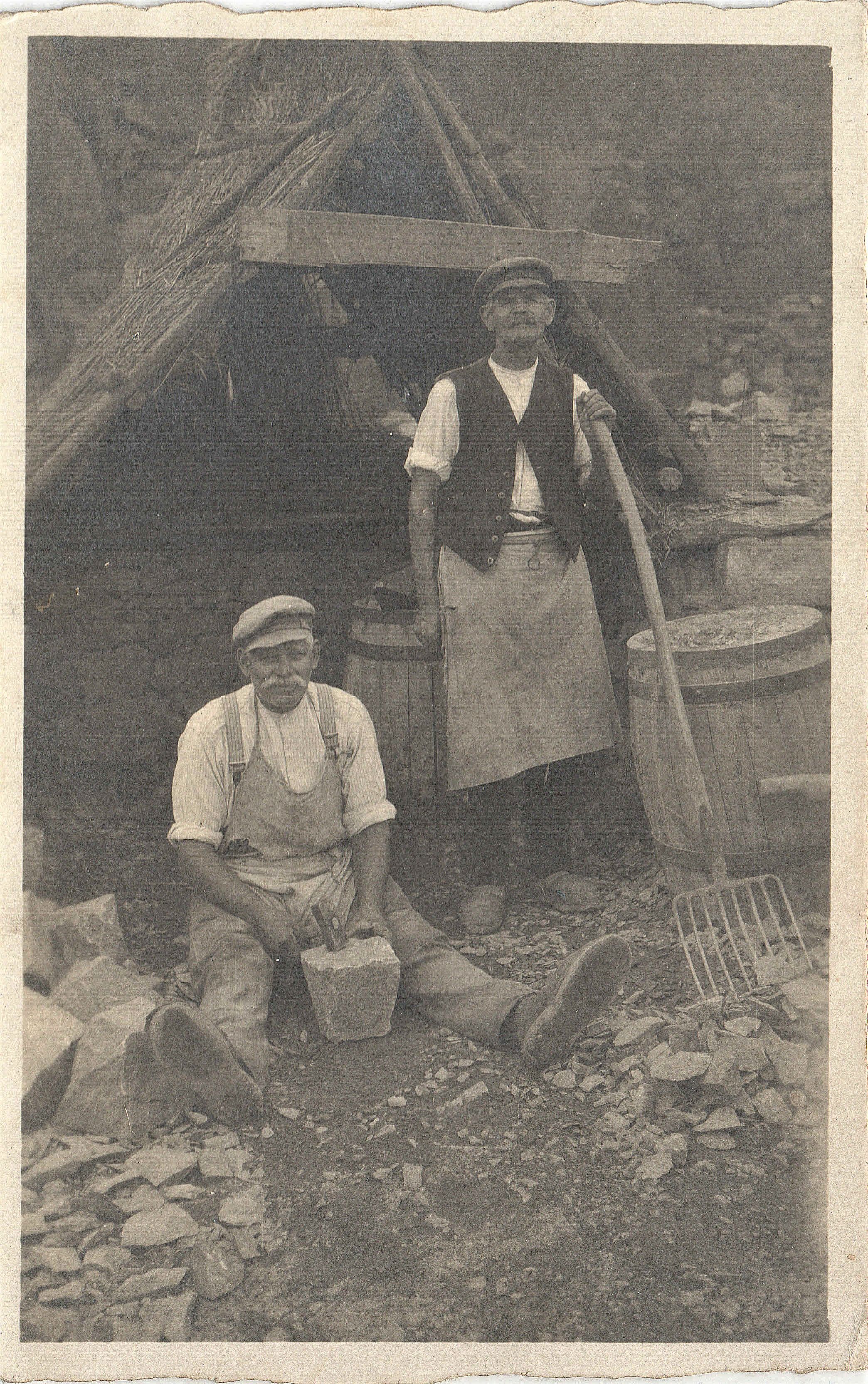 Steinarbeiter mit Dreifußbohrmaschine im Steinbruch (Museum Steinarbeiterhaus Hohburg CC BY-NC-SA)