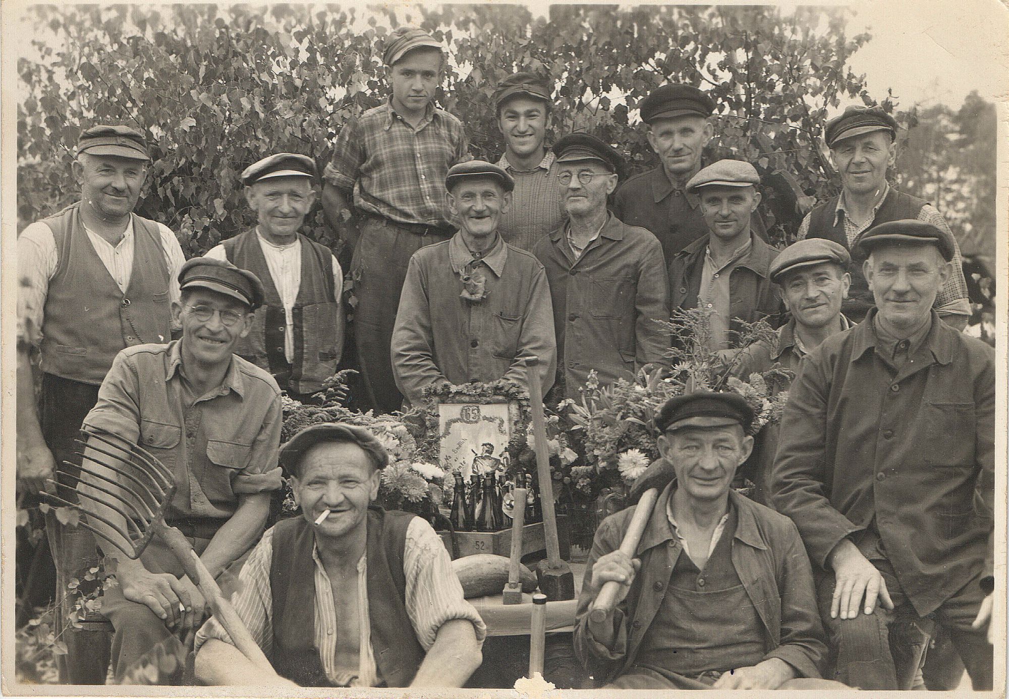 Gruppenfoto mit Steinarbeitern vor (Museum Steinarbeiterhaus Hohburg CC BY-NC-SA)