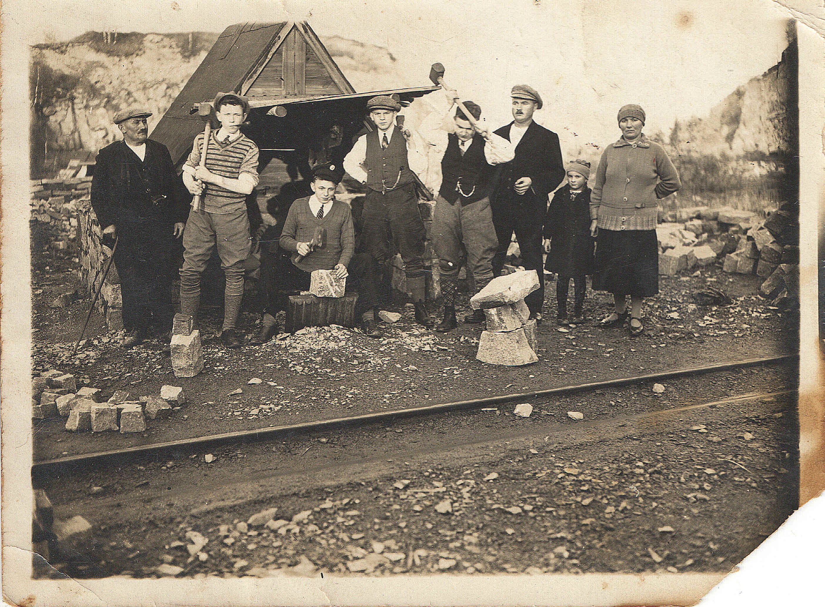 Gruppenfoto mit 6 Steinarbeitern und einer Frau mit Kind (Museum Steinarbeiterhaus Hohburg CC BY-NC-SA)