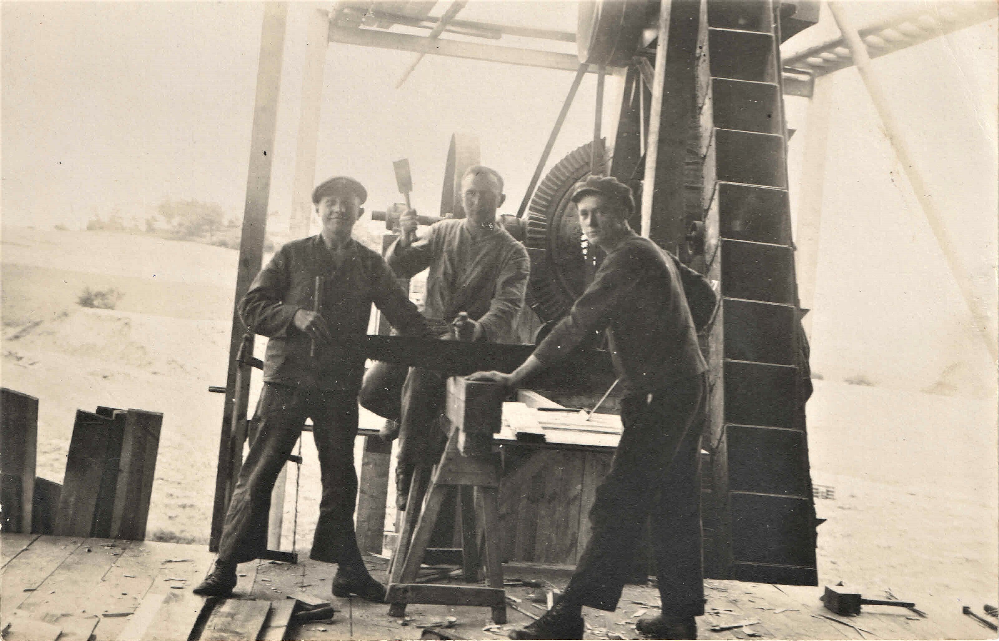 Bossierer unter einem Sonnendach bei der Arbeit (Museum Steinarbeiterhaus Hohburg CC BY-NC-SA)