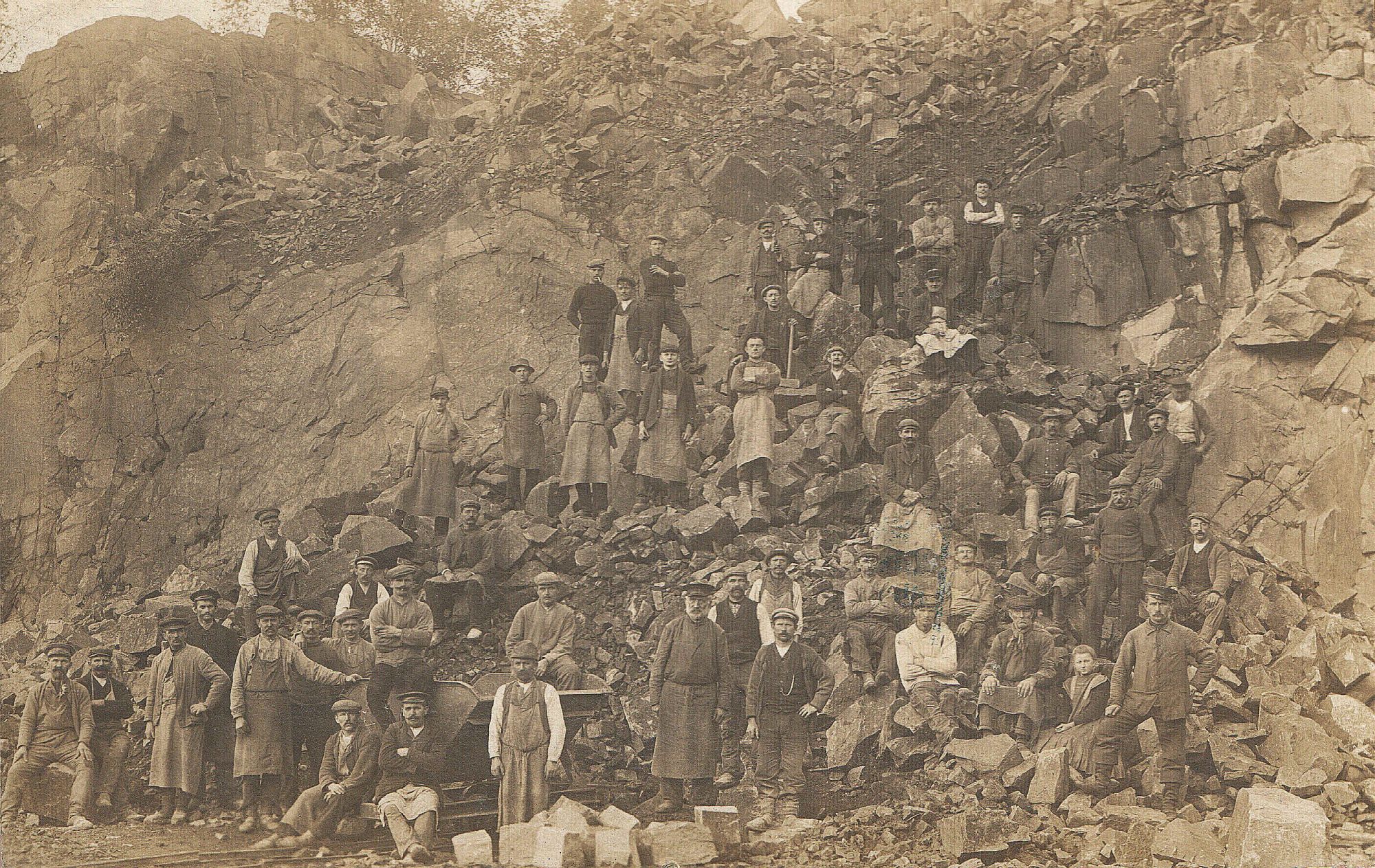 Gruppenfoto der Belegschaft in einem Steinbruch (Museum Steinarbeiterhaus Hohburg CC BY-NC-SA)