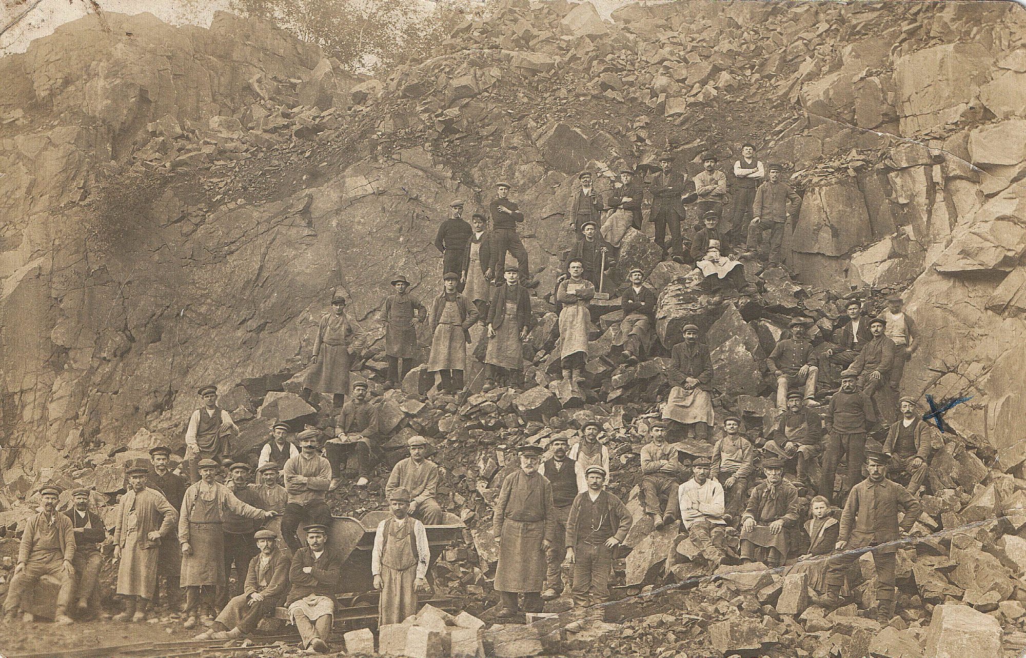 Gruppenfoto der Belegschaft in einem Steinbruch (Postkarte) (Museum Steinarbeiterhaus Hohburg CC BY-NC-SA)