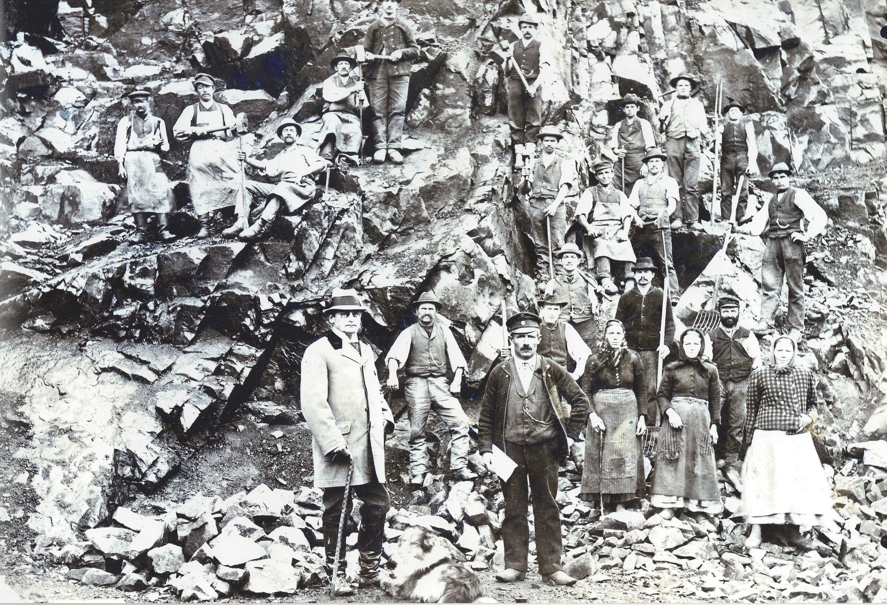 Gruppenfoto der Belegschaft im Steinbruch Altenhain (?) (Reproduktion) (Museum Steinarbeiterhaus Hohburg CC BY-NC-SA)