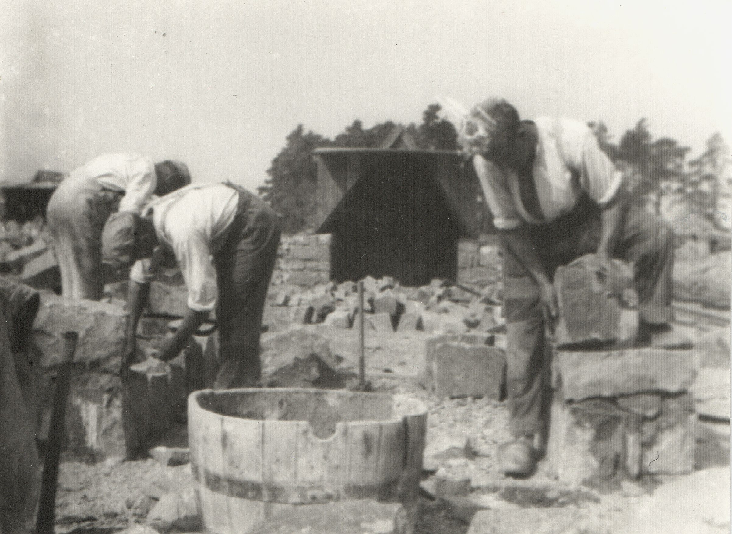 Drei Arbeiter bauen den Sockel einer Bossierhütte (Museum Steinarbeiterhaus Hohburg CC BY-NC-SA)