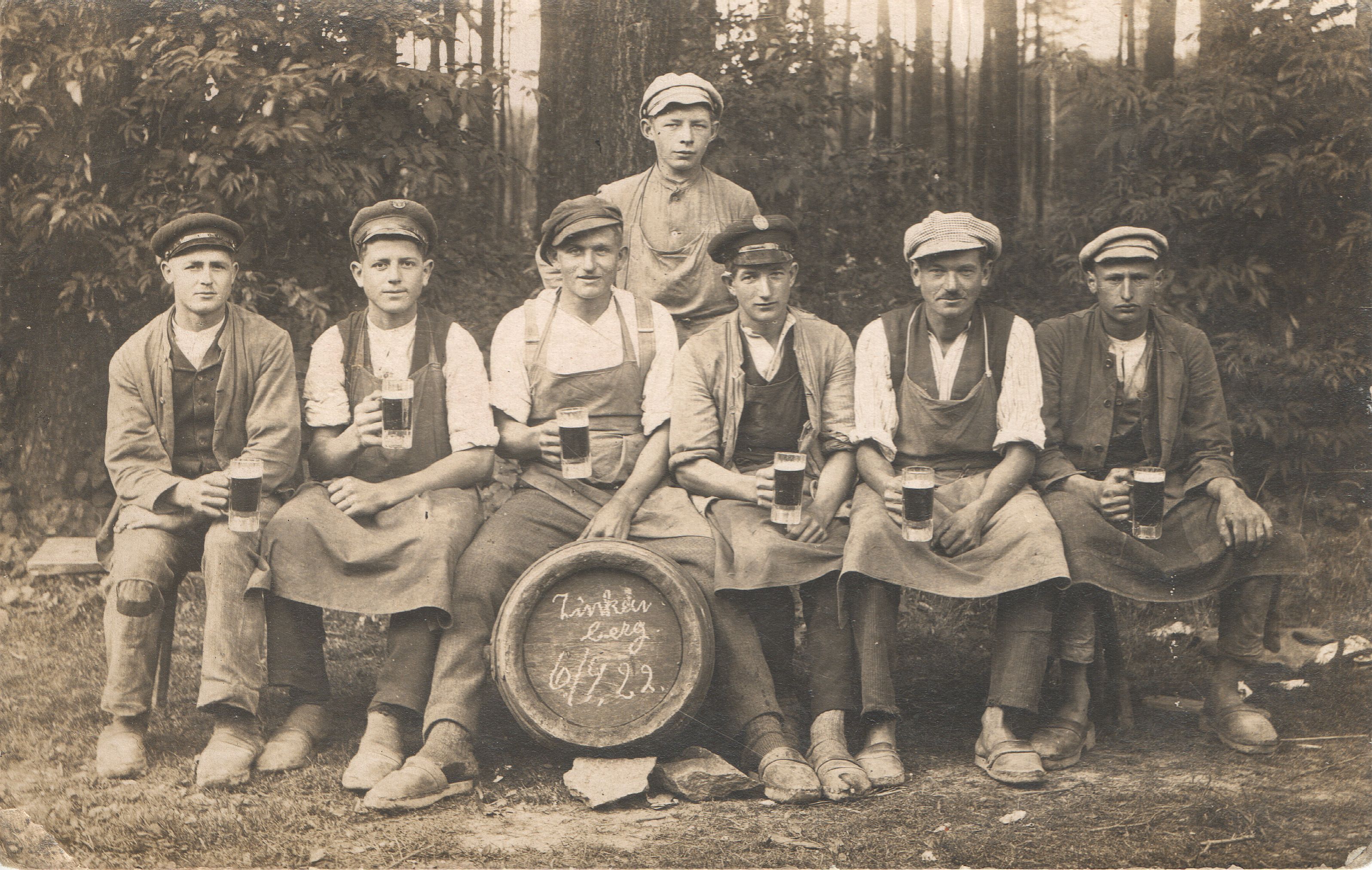 Gruppenfoto mit sieben Steinarbeitern zur Bockbierpause (Museum Steinarbeiterhaus Hohburg CC BY-NC-SA)