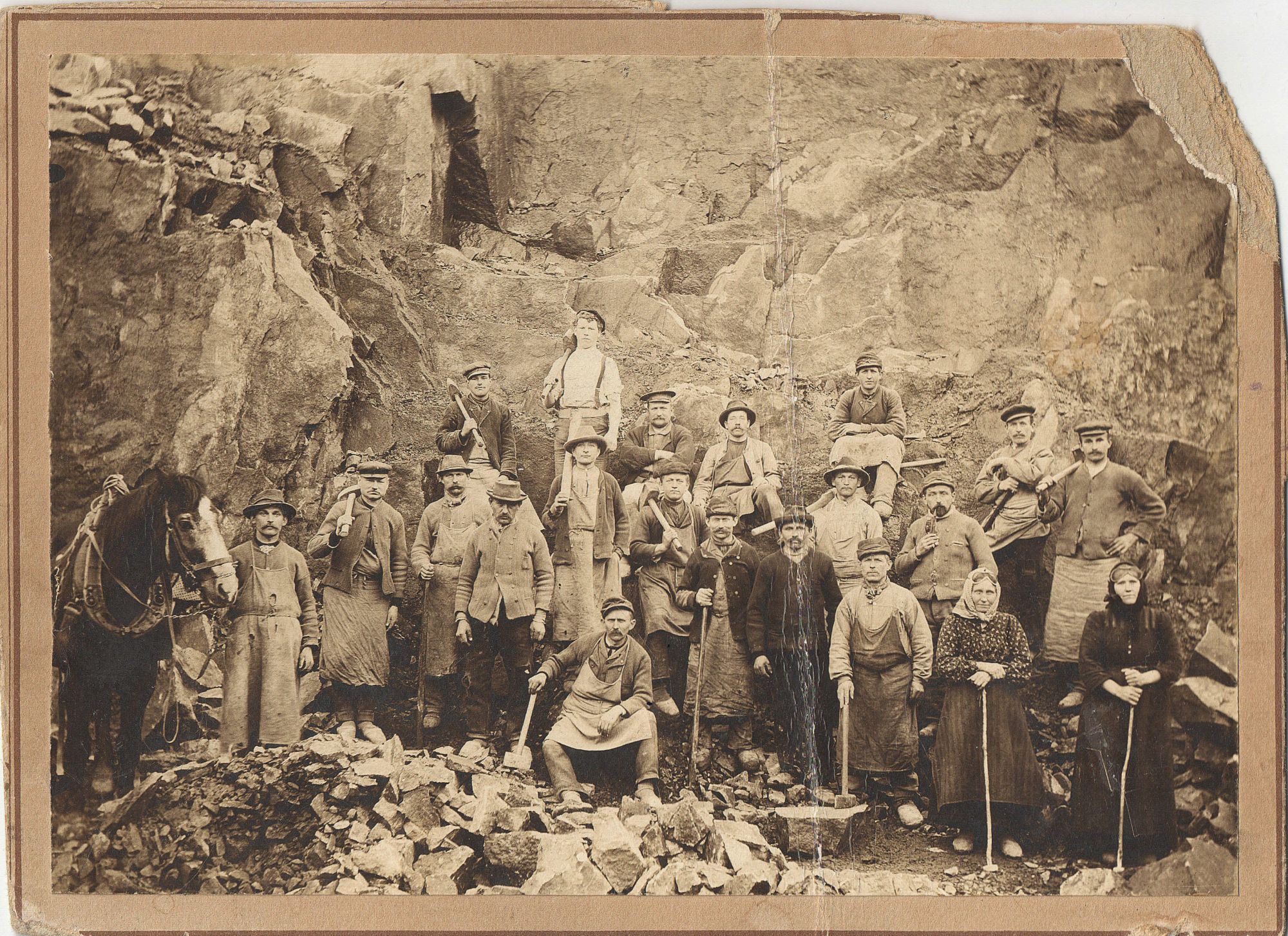 Gruppenfoto mit 18 Steinarbeitern und zwei Knackschlägerinnen (Museum Steinarbeiterhaus Hohburg CC BY-NC-SA)