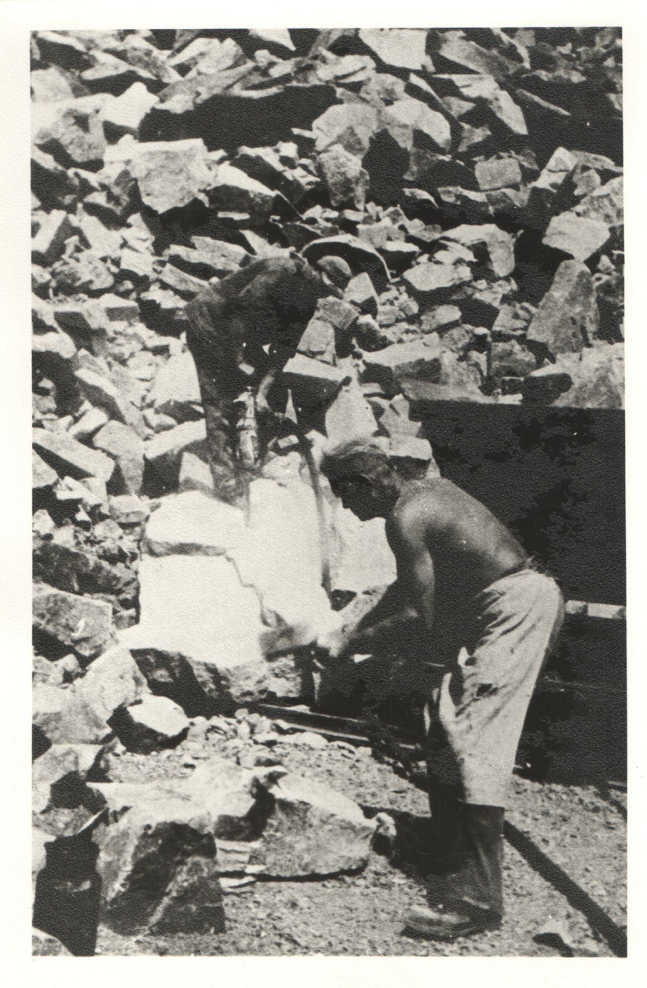 Zwei Steinarbeiter am Haufwerk (Museum Steinarbeiterhaus Hohburg CC BY-NC-SA)