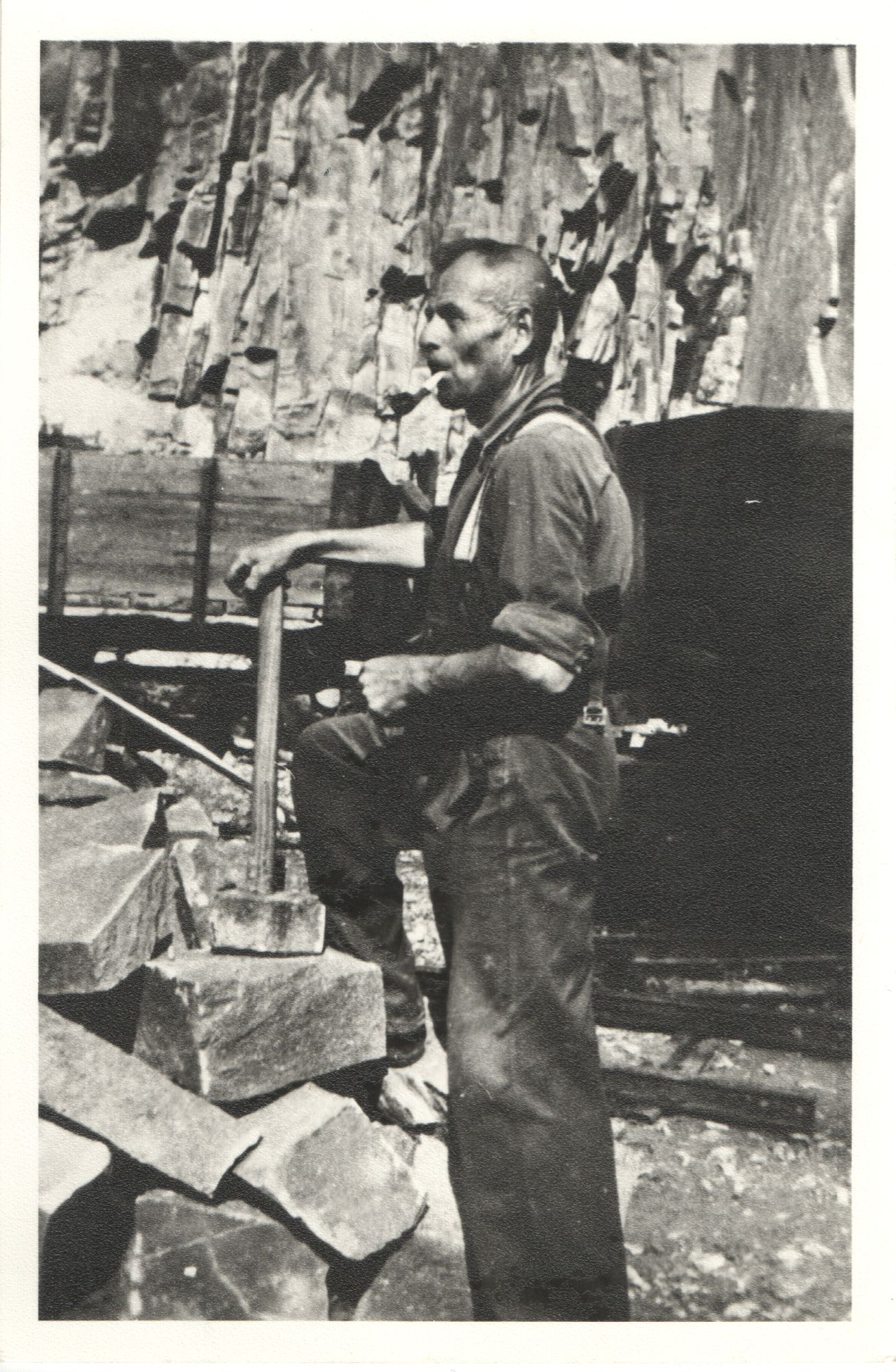 Steinarbeiter mit Vorschlaghammer und Tabakspfeife (Museum Steinarbeiterhaus Hohburg CC BY-NC-SA)