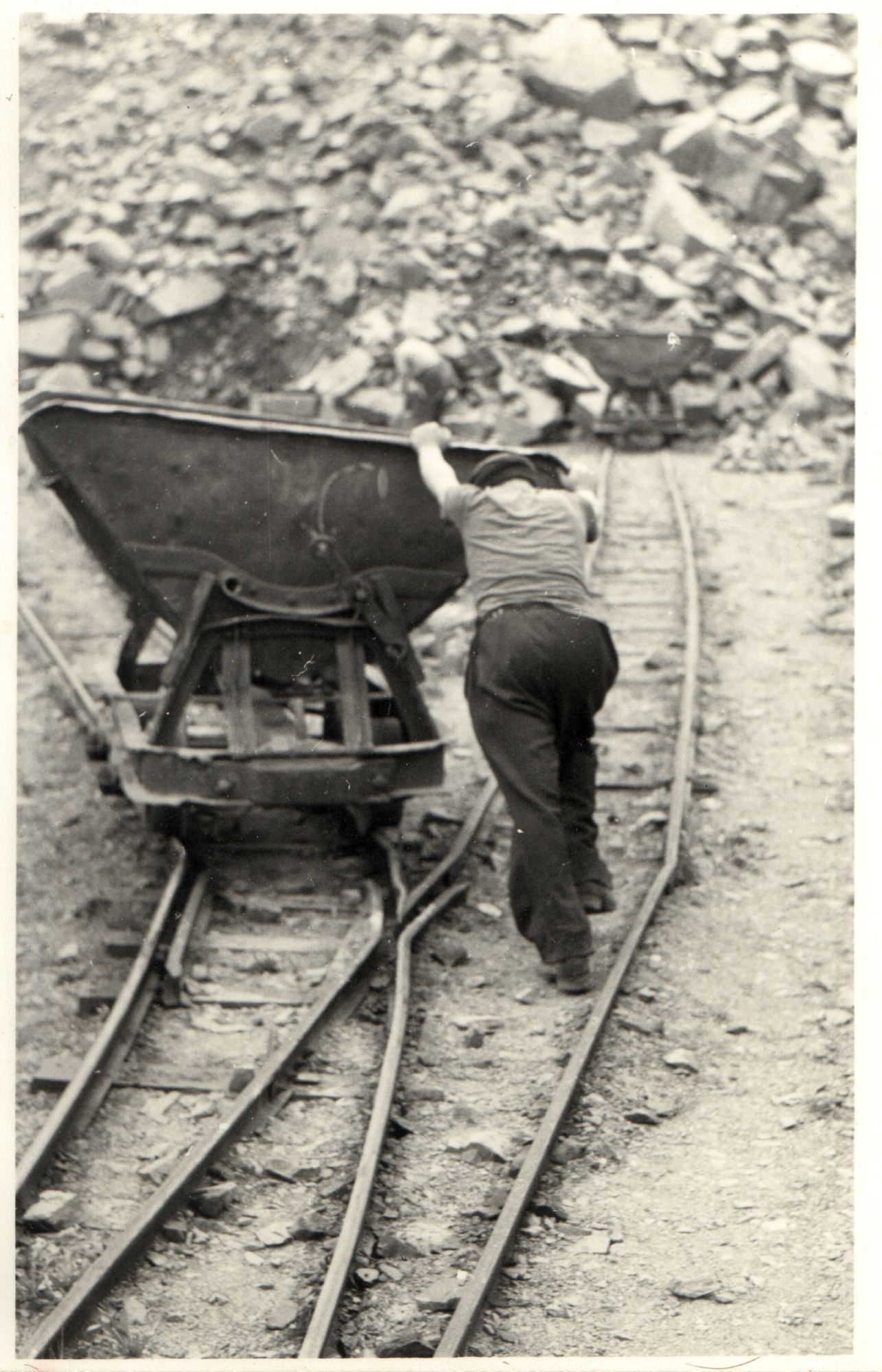 Steinarbeiter schiebt eine Lore (Museum Steinarbeiterhaus Hohburg CC BY-NC-SA)