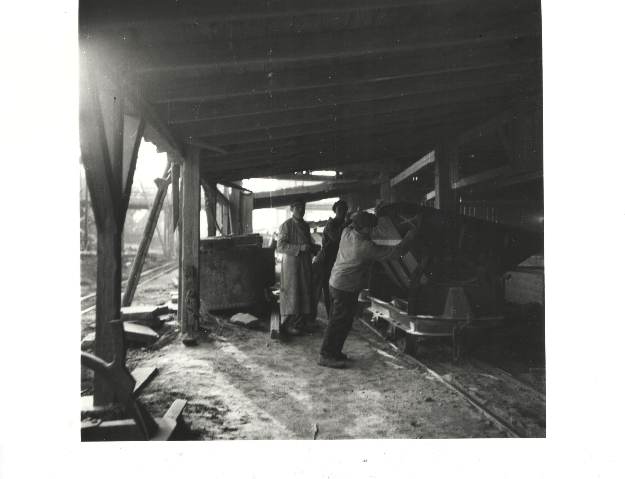 Zwei Arbeiter mit Kipplore im Steinbruch Lüptitz (Museum Steinarbeiterhaus Hohburg CC BY-NC-SA)